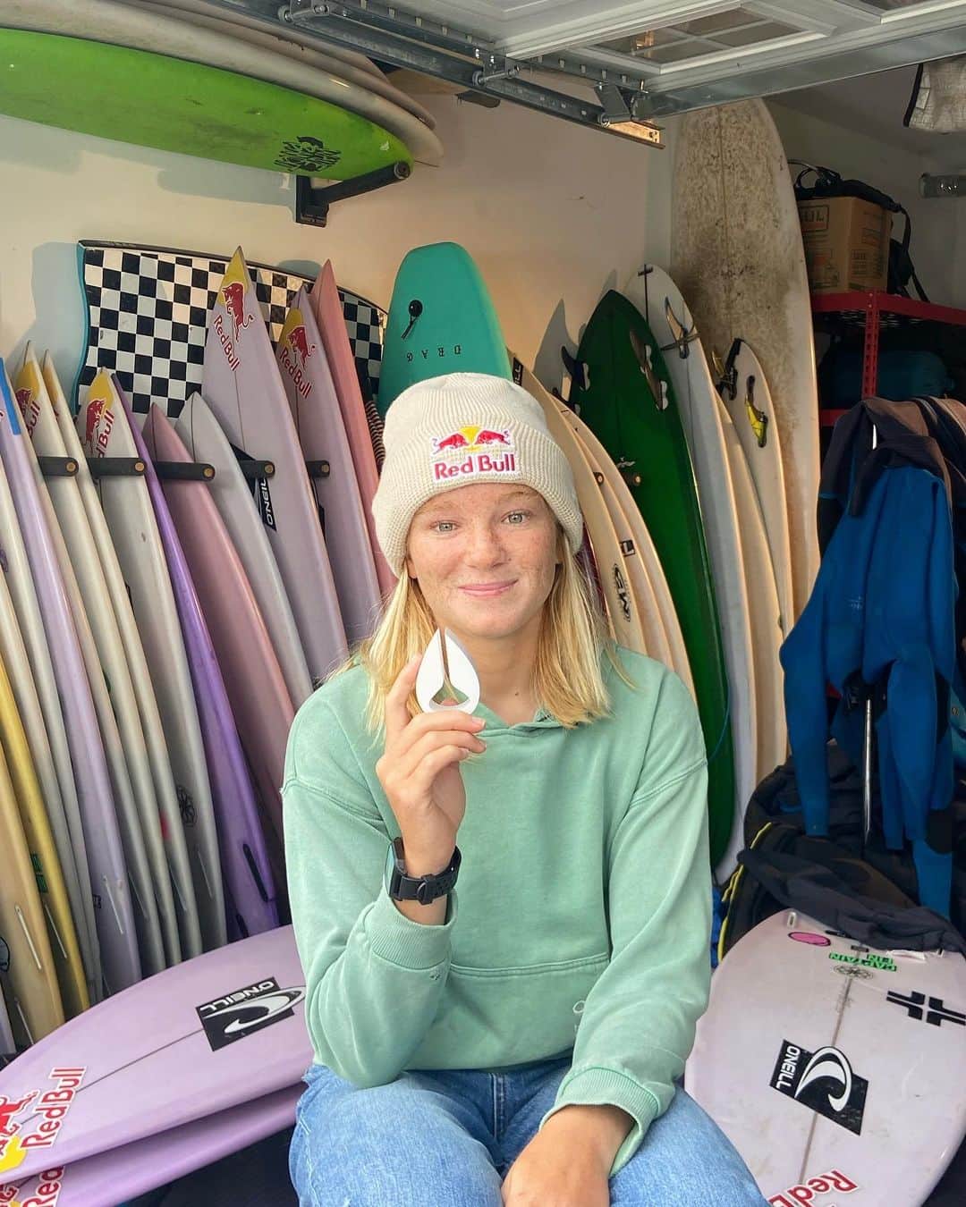 のインスタグラム：「4th in the world! 🙌   In her rookie year on the World Surf League Championship Tour, team rider @caitysimmers not only won 2 stops in Brazil and Portugal, but also qualified for the final 5 where she finished off the season 4th in the world.   Not only that, Caity has a new film “Bell Jar” that will be hitting the inter-web via @toastedmedia760 this Thursday 9/14.   Congrats on everything, @caitysimmers! We are so proud to have you a part of the #Nixon team.」