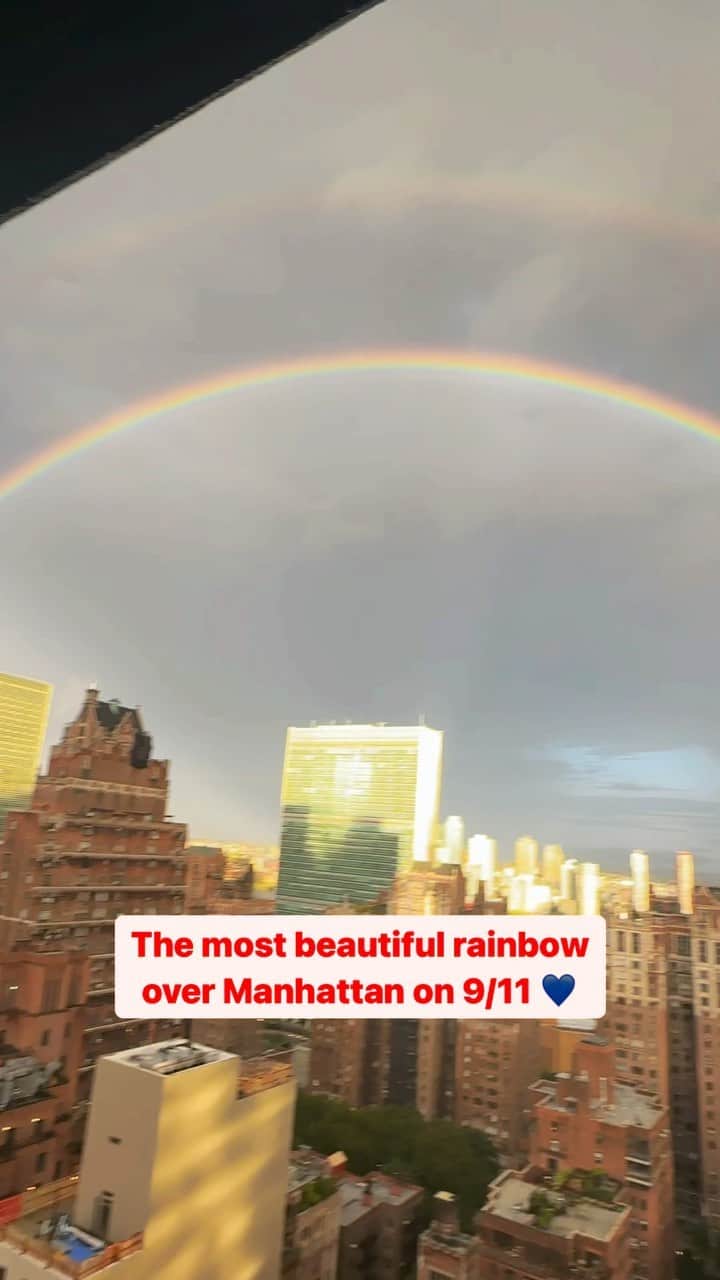 アメリカ運輸保安局のインスタグラム：「This should brighten the mood…  It’s a rainbow that has us tinting outside of the box. Allow us to paint you a picture of a program that provides paramount support for travelers with disabilities, medical conditions or other special circumstances. TSA Cares is a hue-tastic helpline available for those who may need additional assistance during the screening process.   These fine folks are professionally gradient and can be reached at 1-855-787-2227. Don’t refrainbow from checking out even more customer service options through the link in our bio.  #Rainbow #NYSkyline #NewYork #NYC  Video by @marissapizzuto」