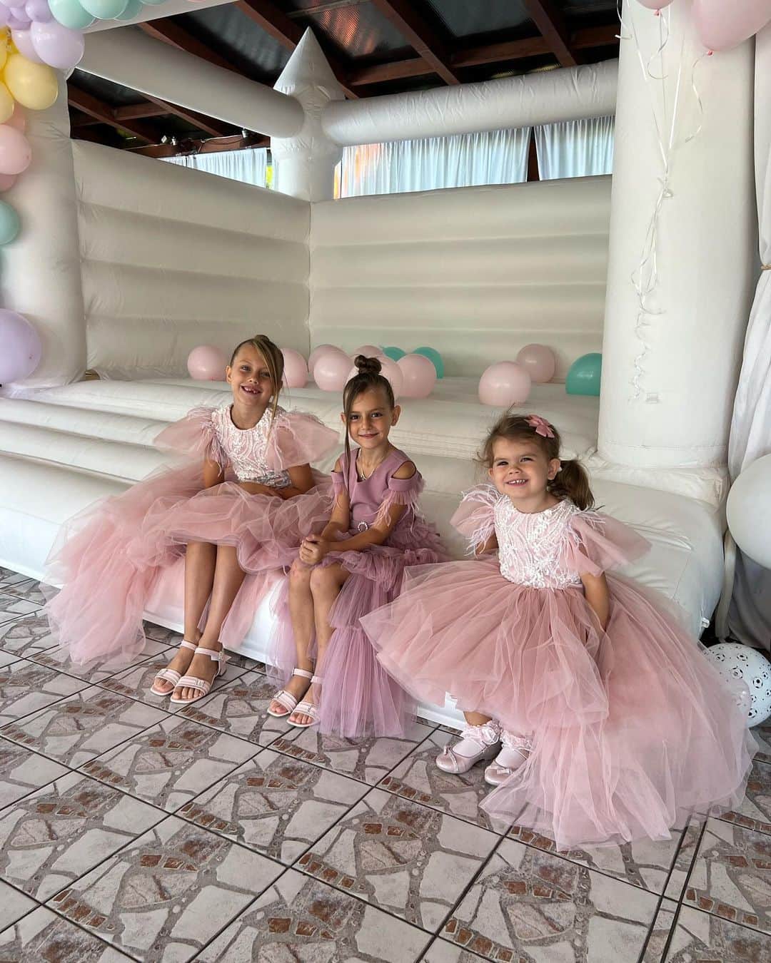 エディン・ジェコさんのインスタグラム写真 - (エディン・ジェコInstagram)「A magical celebration thanks to amazing Dinka and her team @dreamdecorsarajevo 🎈🎉🛍️ and sweet tables made by our dear Emir @slatki_kutak 🎂🍡🍰🍭🍬🍩 … our girls looked like real princesses thanks to @pcelicamaja_design 🎀 💕 And kids had fun thanks to @partytimebh 🥳🎈🎉 Hvala svimaaaa 💕💕」9月13日 3時31分 - amradzeko