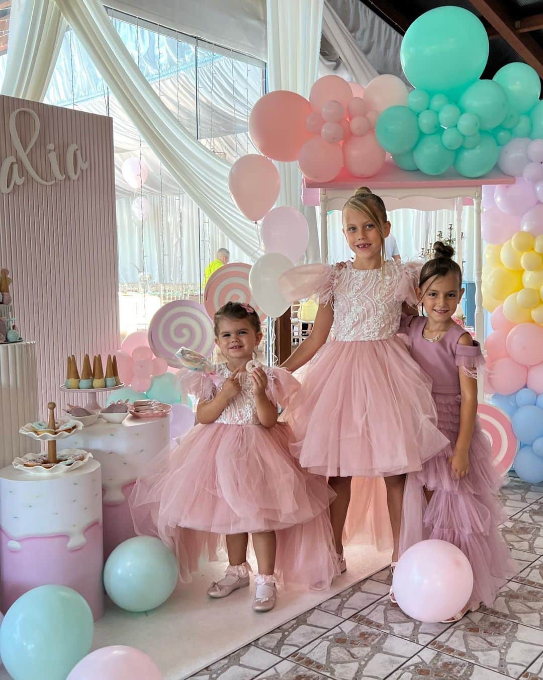 エディン・ジェコさんのインスタグラム写真 - (エディン・ジェコInstagram)「A magical celebration thanks to amazing Dinka and her team @dreamdecorsarajevo 🎈🎉🛍️ and sweet tables made by our dear Emir @slatki_kutak 🎂🍡🍰🍭🍬🍩 … our girls looked like real princesses thanks to @pcelicamaja_design 🎀 💕 And kids had fun thanks to @partytimebh 🥳🎈🎉 Hvala svimaaaa 💕💕」9月13日 3時31分 - amradzeko