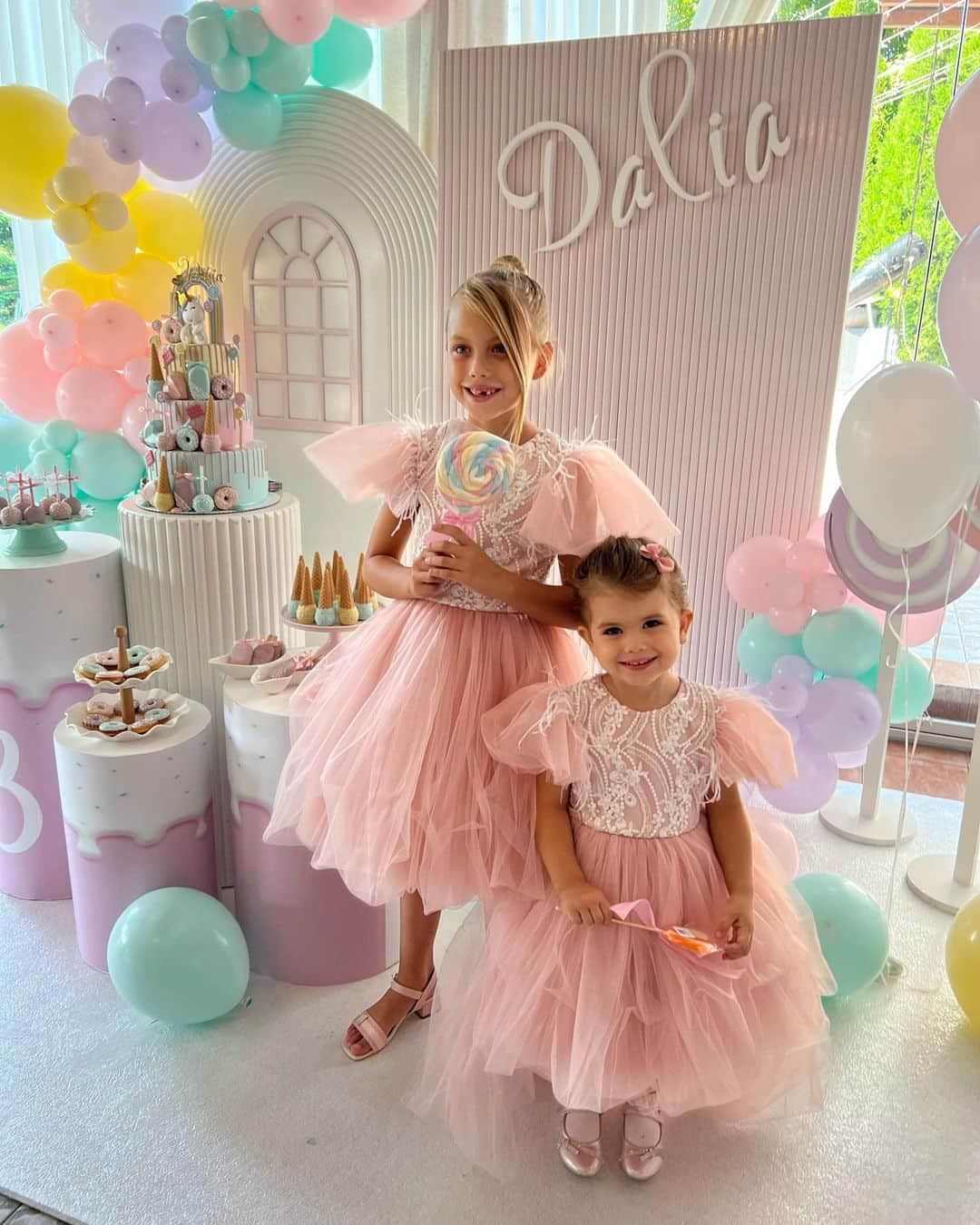 エディン・ジェコさんのインスタグラム写真 - (エディン・ジェコInstagram)「A magical celebration thanks to amazing Dinka and her team @dreamdecorsarajevo 🎈🎉🛍️ and sweet tables made by our dear Emir @slatki_kutak 🎂🍡🍰🍭🍬🍩 … our girls looked like real princesses thanks to @pcelicamaja_design 🎀 💕 And kids had fun thanks to @partytimebh 🥳🎈🎉 Hvala svimaaaa 💕💕」9月13日 3時31分 - amradzeko