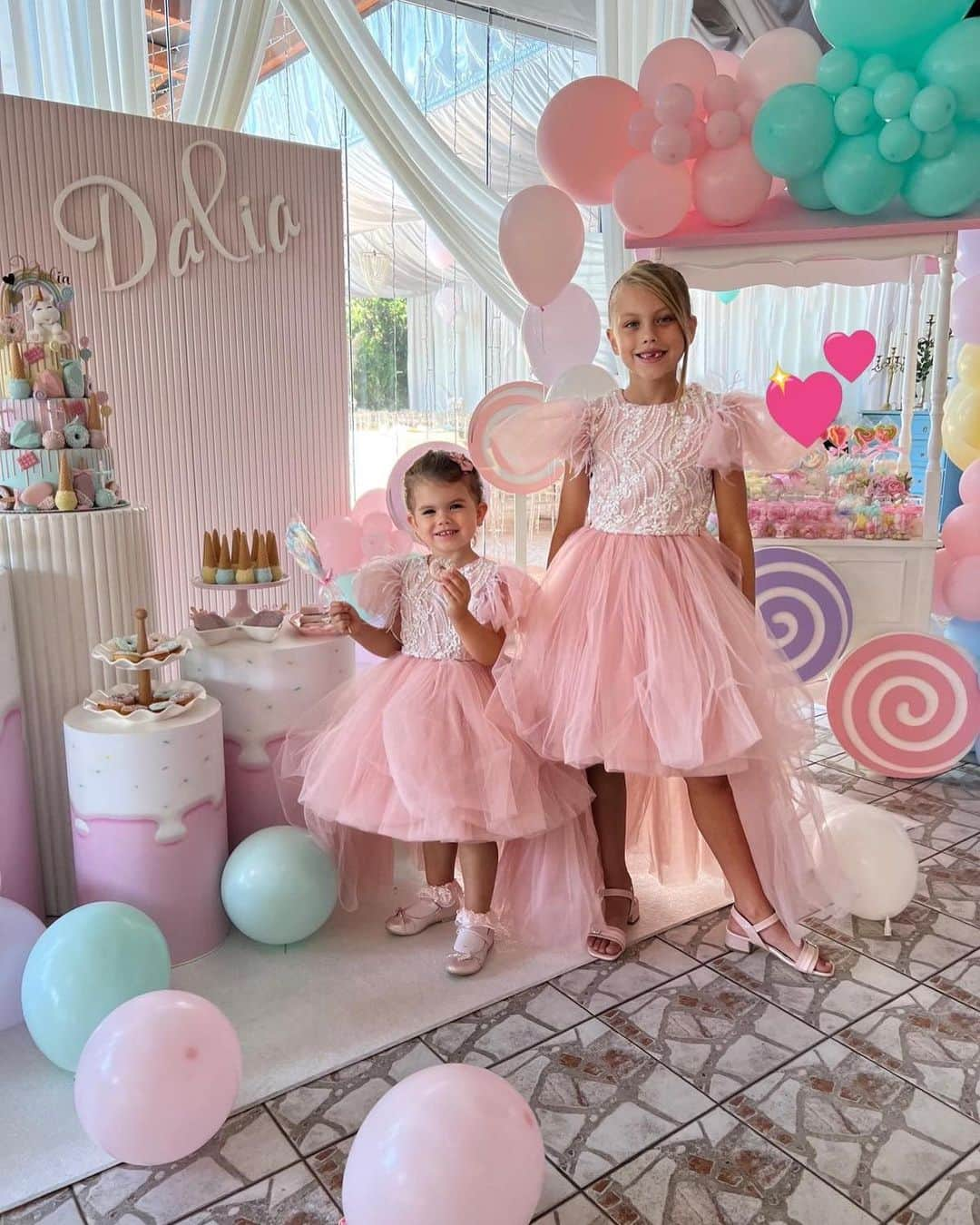 エディン・ジェコのインスタグラム：「A magical celebration thanks to amazing Dinka and her team @dreamdecorsarajevo 🎈🎉🛍️ and sweet tables made by our dear Emir @slatki_kutak 🎂🍡🍰🍭🍬🍩 … our girls looked like real princesses thanks to @pcelicamaja_design 🎀 💕 And kids had fun thanks to @partytimebh 🥳🎈🎉 Hvala svimaaaa 💕💕」