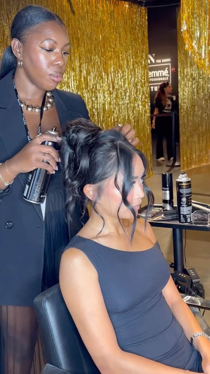NYFW（ニューヨークファッションウィーク）のインスタグラム：「This is what we like to call “runway ready” hair. At the intersection of art and dynamic movement, @tresemme brings style versatility to NYFW. #TresNYFW #TresStyleStudios」