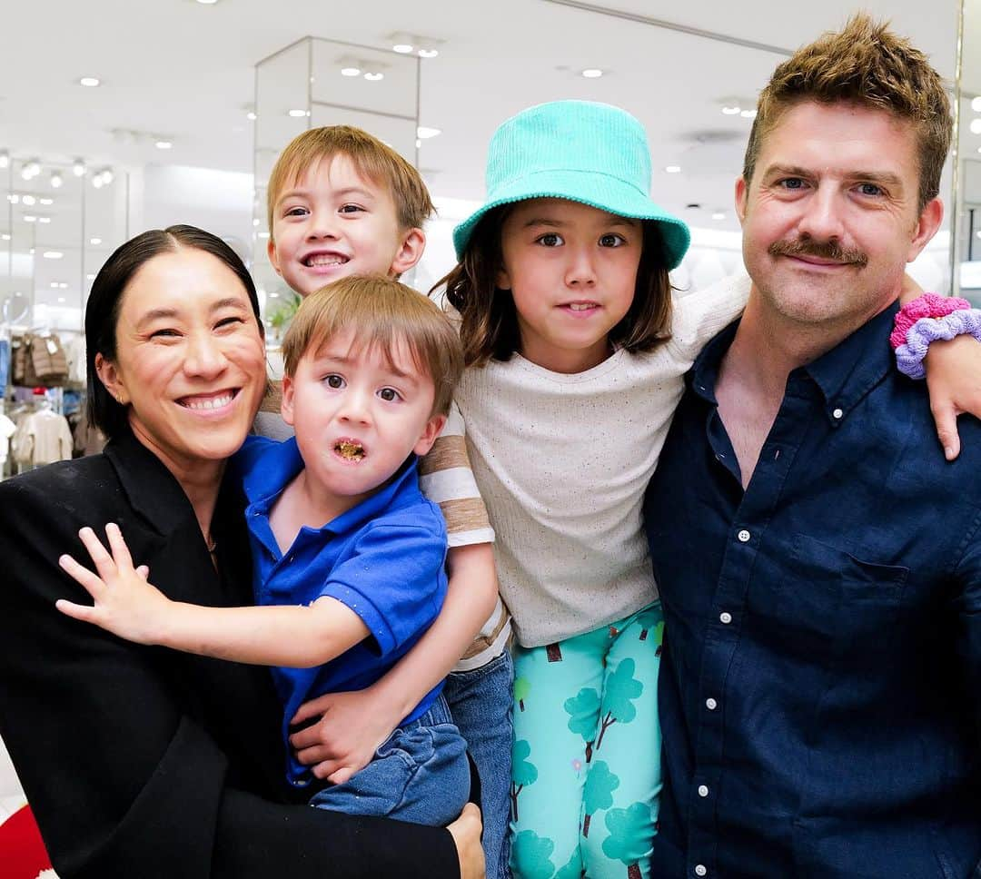 エヴァ・チェンのインスタグラム：「There are legitimately 82636 pictures from my @hm_kids launch party (collection is out now, link in bio to shop!) but had to start with these family portraits… Thank you, Umbrella Cookie Person, for helping make this picture epic (last pic of Rivvie says it all)」