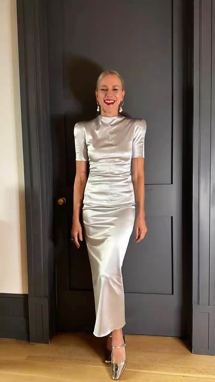 ナオミ・ワッツのインスタグラム：「Thanks @toryburch for a🦖 dino-mite 🦕 show at the American Museum of National History. Had a whale 🐳 of a time! #nyfw   Styling: @jeanannwilliams  Hair: @officialdanilohair  Makeup: @kyrapanchenko_mkup」