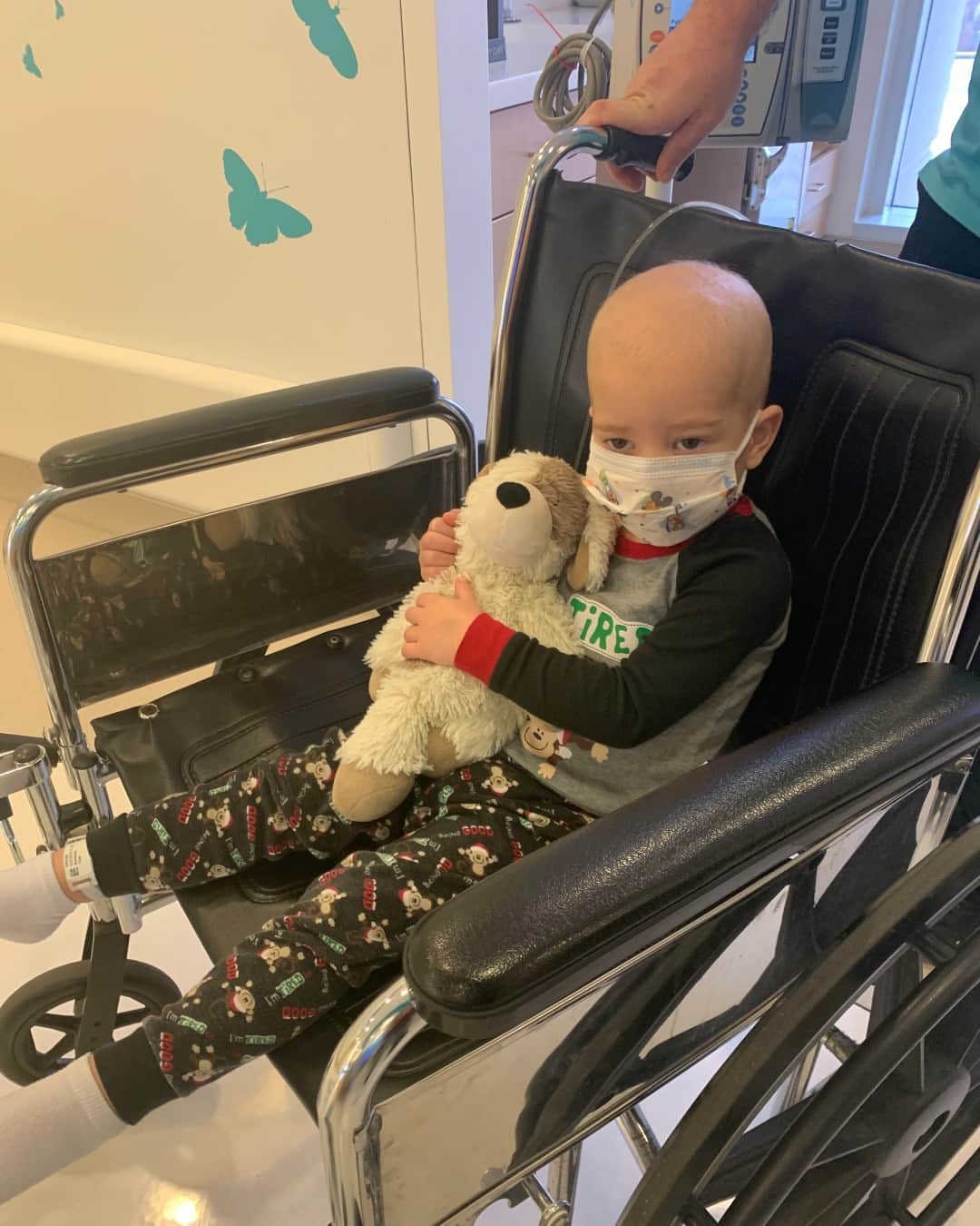 ネーブ・キャンベルのインスタグラム：「At just 2 years old, Cole was diagnosed with acute lymphoblastic leukemia. He underwent aggressive chemotherapy to treat his high-risk cancer.  “He had really intense chemo,” his mom Mandi said. “It took him a year to get through his frontline treatment. Part of that was because the chemo affected him a ton, so he had a lot of chemo holds because his platelets were so low.”  Cole received platelet transfusions to limit the risk of bleeding since one of his chemotherapy regimens involved an injection into his spine. Making sure Cole had enough platelets to get the treatment he needed was always on Mandi’s mind.  “I remember one time, we were waiting on platelets because they had none that matched his blood type in the hospital,” she said. “He waited two hours for platelets to come, and I was just thinking, ‘What if they never came?’”  Thanks to the generosity of blood donors, Cole received the platelet transfusions he needed, and after two and a half years of treatment, he rang the hospital bell to celebrate the end of his treatment. He’s now 5 years old and full of energy. 💛  #RedCross #DonateBlood #GiveBlood #DonatePlatelets #BloodDonor #PlateletDonor #DonateBloodSaveLives #GiveBloodSaveLives #AcuteLymphoblasticLeukemia #ChildhoodCancer #PediatricCancer #ChildhoodCancerAwarenessMonth #BeatCancer #KickCancersButt」
