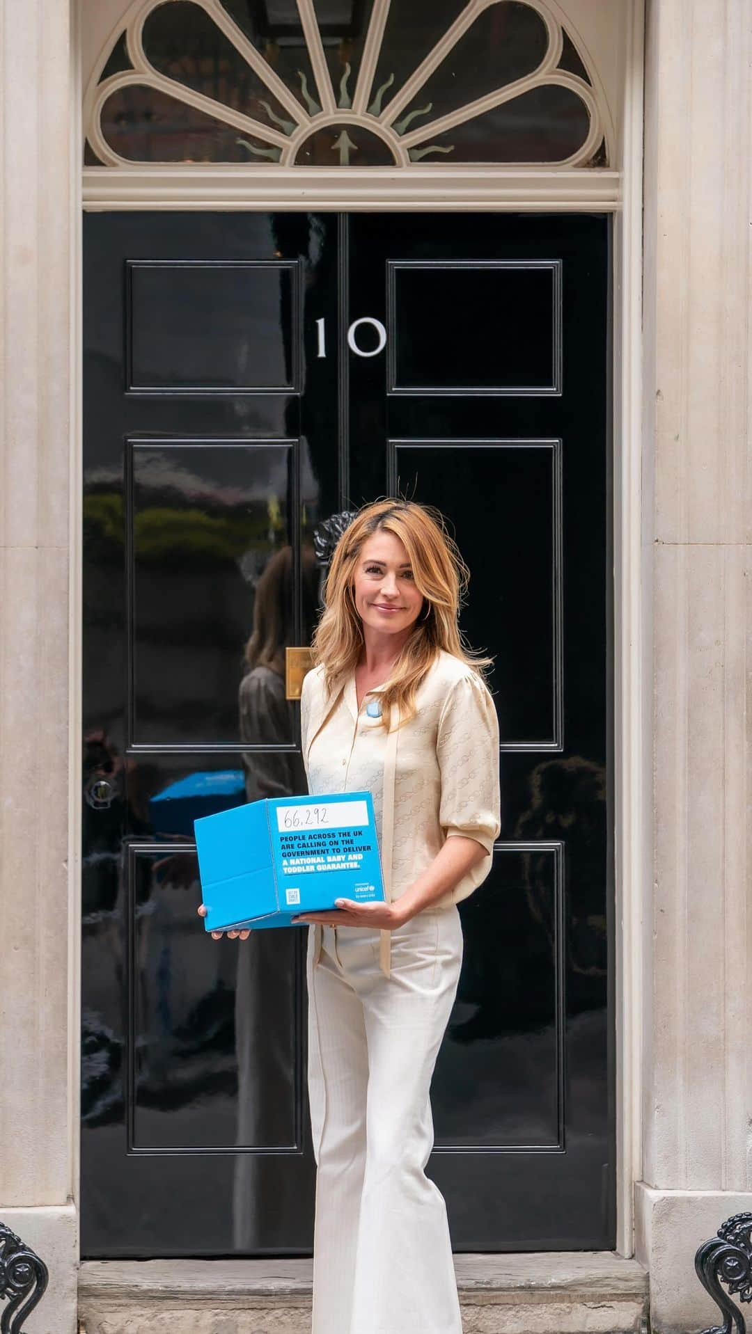 キャット・ディーリーのインスタグラム：「I couldn’t be more proud to join the @UNICEF_UK campaigners at 10 Downing Street today !! 🙏 Over 66,000 people signed the petition calling on the UK Government to act by delivering a National Baby and Toddler Guarantee so that parents, carers and young children have access to basic support services… no matter who they are or where they live 💙  #EarlyMomentsMatter #UNICEFUK」