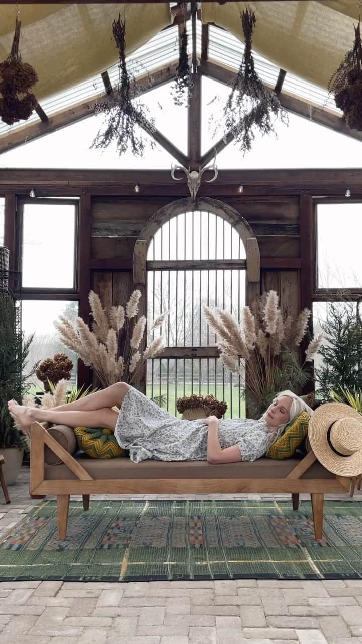 キャンディス・アッコラのインスタグラム：「Do not disturb… 🤫 busy daydreaming ✨」