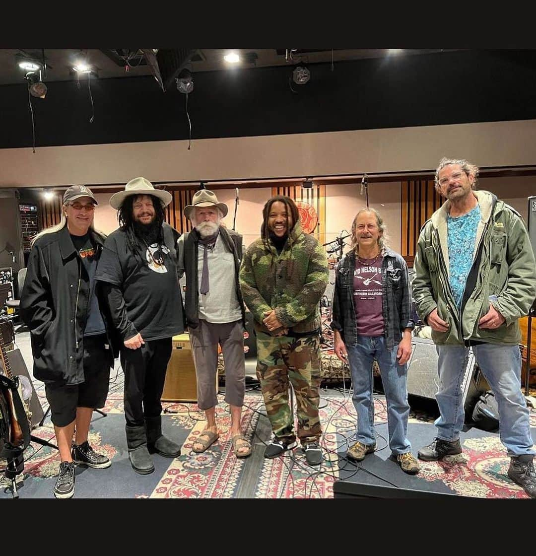 ボブ・マーリーさんのインスタグラム写真 - (ボブ・マーリーInstagram)「@stephenmarley new single “Winding Roads” ft. @bobweir & @jackjohnson is OUT NOW! Listen today at the link in story, and check Ragga new album #OldSoul coming this FRIDAY ✌🏾 #stephenmarley #marleyfamily #LEGACY #newmusic #reggae」9月13日 4時10分 - bobmarley