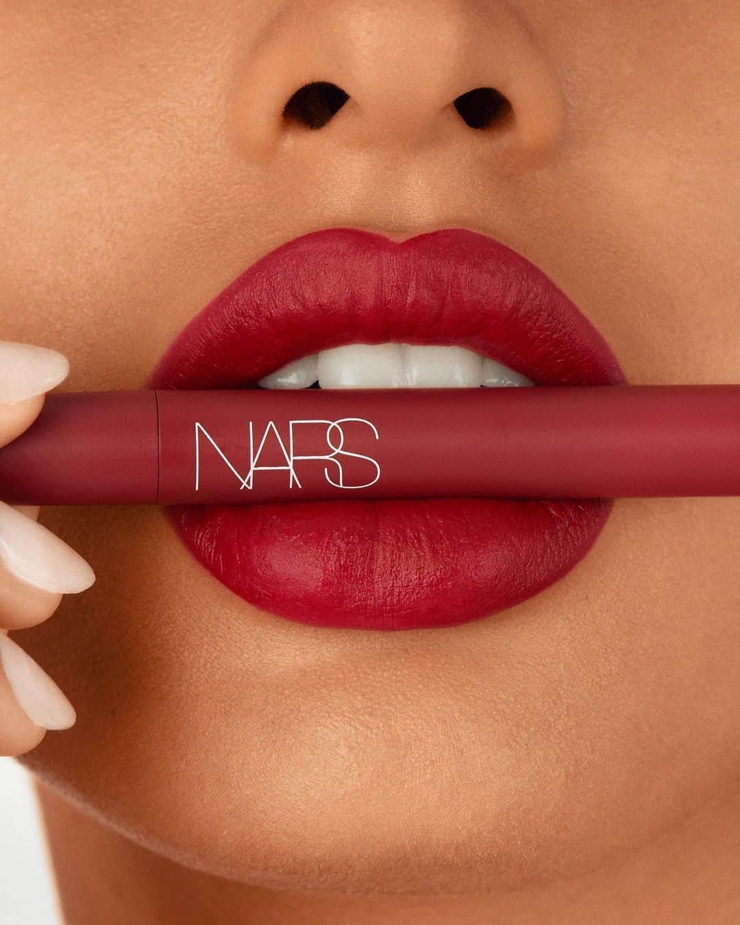 NARSさんのインスタグラム写真 - (NARSInstagram)「Red hot. Ready to wear. Make a statement with Powermatte High-Intensity Lip Pencil in Cruella, a passionate scarlet red that lasts for up to 12 hours.」9月13日 4時04分 - narsissist