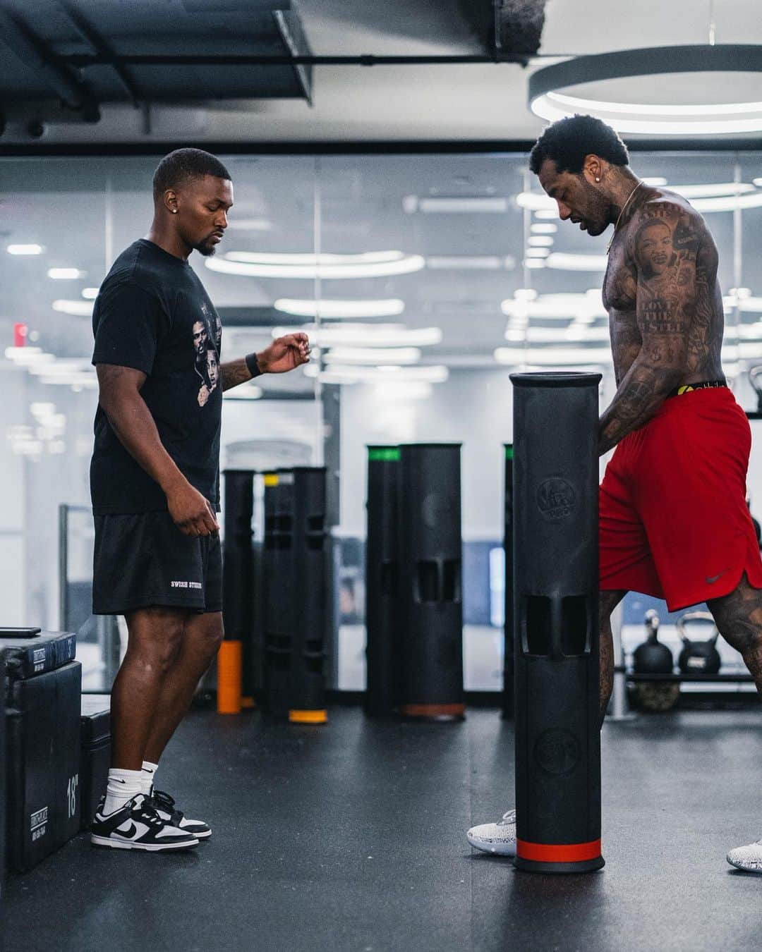 ジョン・ウォールのインスタグラム：「Under pressure, you don't rise to the occasion. You simply fall to the level of your training.   Chop Wood Carry Water @johnwall   📸: @marvoshoots  — #training #nba #train #basketball #performance #ballislife #sportsperformance #wallway #cshannonperformance」