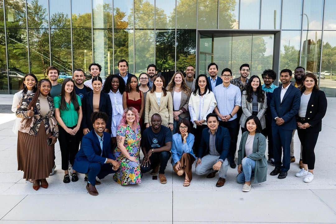 ミシェル・オバマのインスタグラム：「Congrats, #ObamaScholars! These leaders are already making a difference in their communities and now they’ll be able to do even more through programming with the @ObamaFoundation. It’s going to be an incredible year ahead — and I can’t wait to hear what they get up to! 📚」