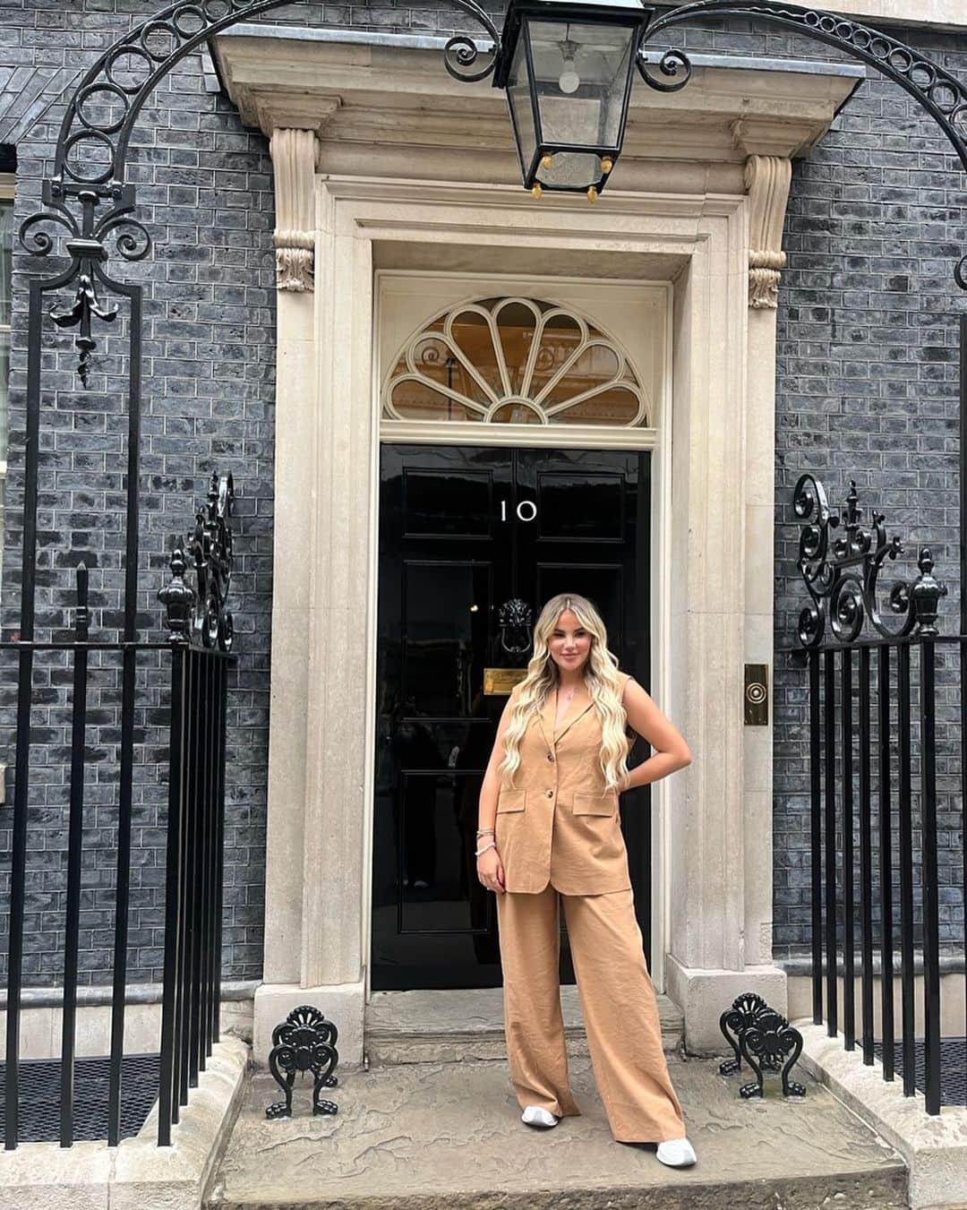 ジョージア・コウソウロウのインスタグラム：「I went to number 10 💃🙏  Brody is my world and the thought of him not being protected online makes me sick. Today I joined a discussion with government about the #OnlineSafetyBill, and what social media platforms are going to be doing to protect kids from harmful content. I support the #OnlineSafetyBill because I want social media companies to do what they must to protect our little ones online.  🙏」