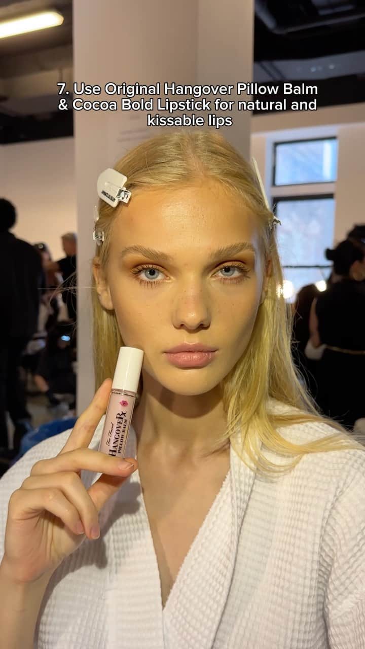 Too Facedのインスタグラム：「Humidity has never looked so sculpted 🤎 We partnered with @retrofete at #NYFW to create a look that’s a chocolate love story: chocolate mascara, chocolate bronzer, chocolate tones of eyeshadow, Cocoa Bold lips, and a full body, chocolatey glow 🤎🍫✨ #toofaced #newyorkfashionweek #nyfw2023 #beauty #makeup #trendingwithtoofaced」