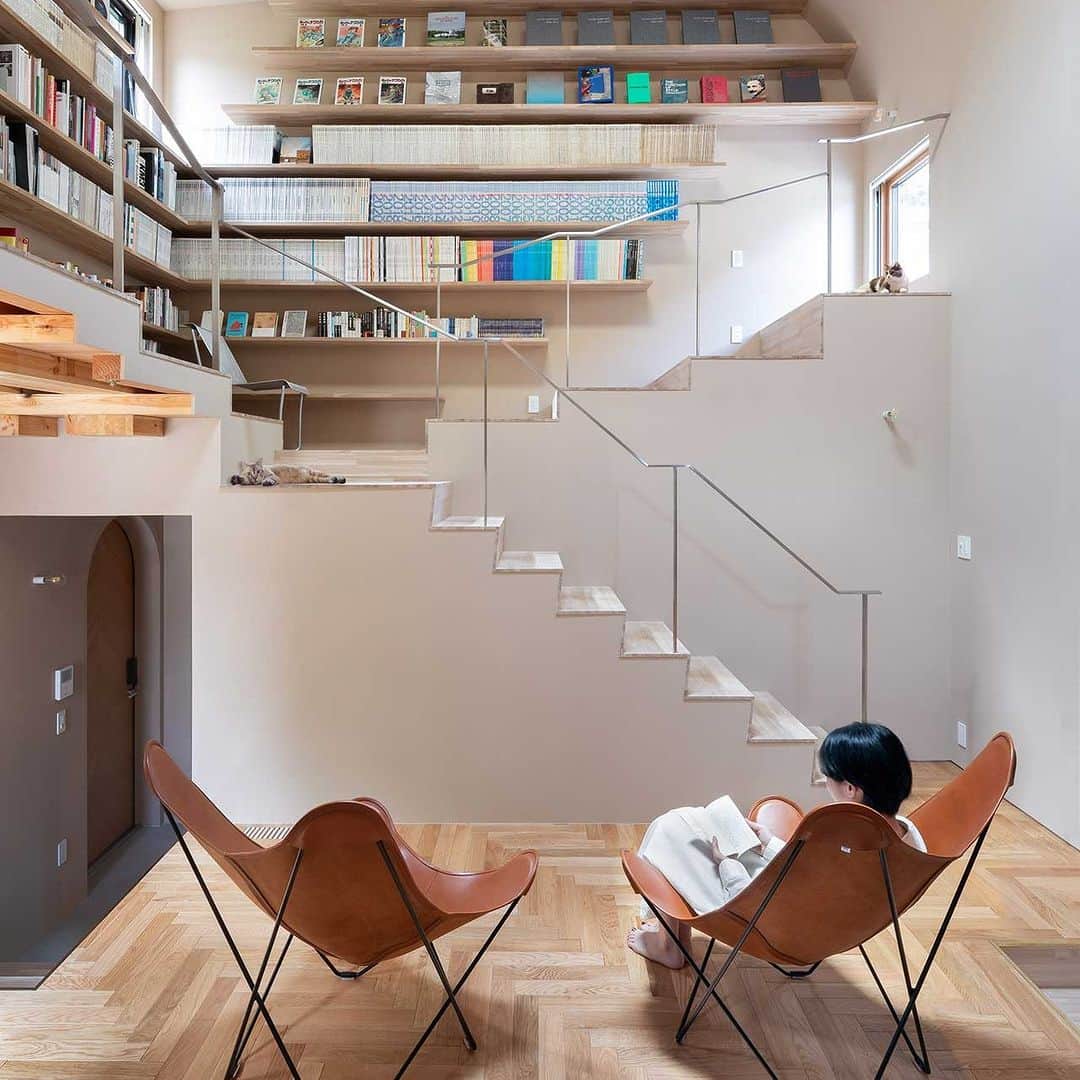 Design Milkさんのインスタグラム写真 - (Design MilkInstagram)「Imagine a home that's a playground for cats + a haven for their humans... 🐈📚  Located just outside Tokyo, this unique home is every cat's dream come true. 💭 Designed like a giant cat tree by architect @tanyamanouchi of AWGL, it features 23 different floor levels, cozy nooks, + temperature-perfect hideaways. In a country that adores its furry friends, especially cats, this home is the purrr-fect blend of function + feline fun!  Explore it more at the link in bio. 🔗  📸 Photography by @lamberto_rubino.  [interior design, home design, architecture, architectural design, home inspiration, cat-friendly home, home library, spiral stairs]」9月13日 4時15分 - designmilk