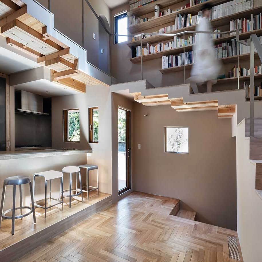 Design Milkさんのインスタグラム写真 - (Design MilkInstagram)「Imagine a home that's a playground for cats + a haven for their humans... 🐈📚  Located just outside Tokyo, this unique home is every cat's dream come true. 💭 Designed like a giant cat tree by architect @tanyamanouchi of AWGL, it features 23 different floor levels, cozy nooks, + temperature-perfect hideaways. In a country that adores its furry friends, especially cats, this home is the purrr-fect blend of function + feline fun!  Explore it more at the link in bio. 🔗  📸 Photography by @lamberto_rubino.  [interior design, home design, architecture, architectural design, home inspiration, cat-friendly home, home library, spiral stairs]」9月13日 4時15分 - designmilk