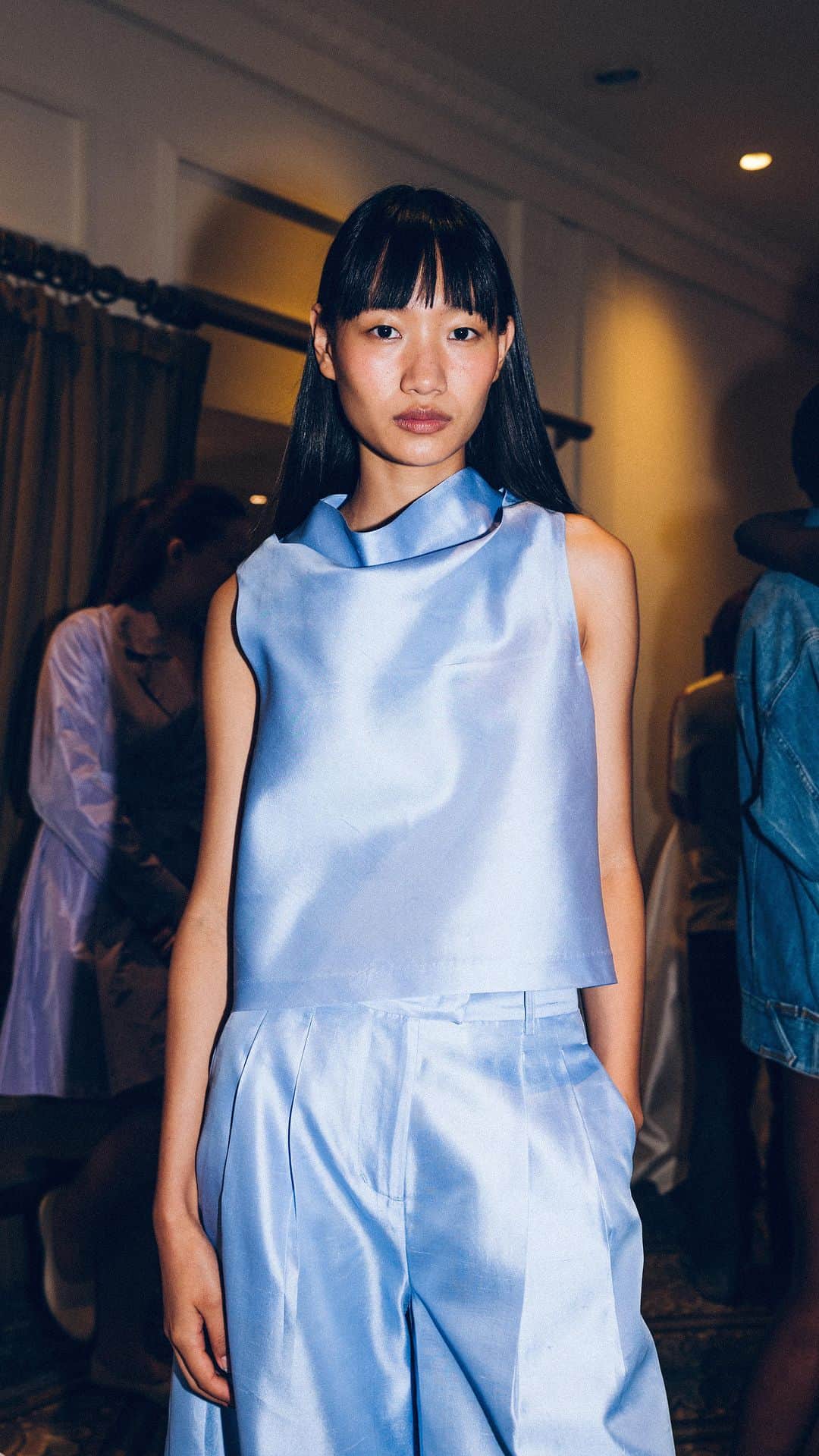 NYFW（ニューヨークファッションウィーク）のインスタグラム：「#Staud was the palate cleanser we all needed. Yes, the 90s are big now—but Staud showed us the 90s of sleek lines and supermodels rather than the glitz of post-Y2K. There were pastel-colored trenchcoats, strapless dresses, and relaxed suiting. The themes were ease and accessibility.」