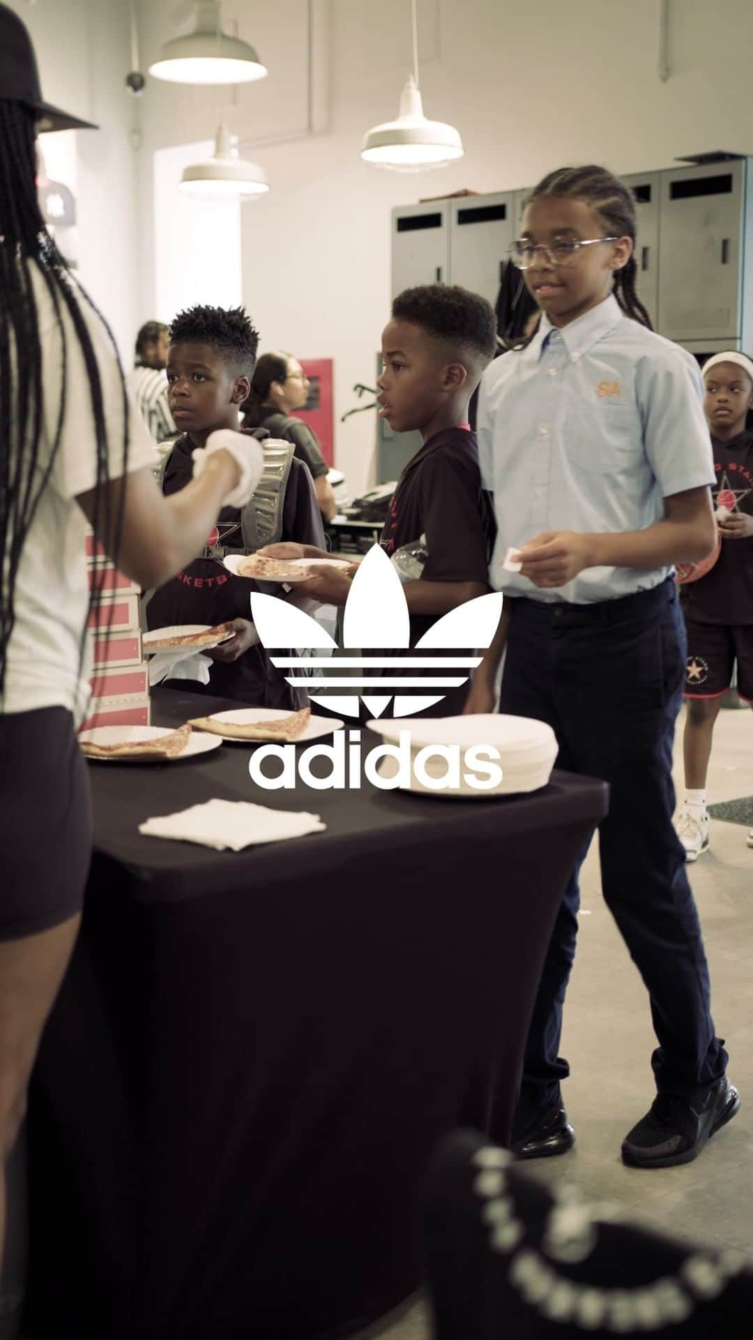 Foot Lockerのインスタグラム：「There's a Superstar in all of us! Shoutout to everyone who attended our @adidas Sneaker Season event in Harlem, NY. Thank You @ThabitiBoone for sharing your inspirational story with our local youth groups.」