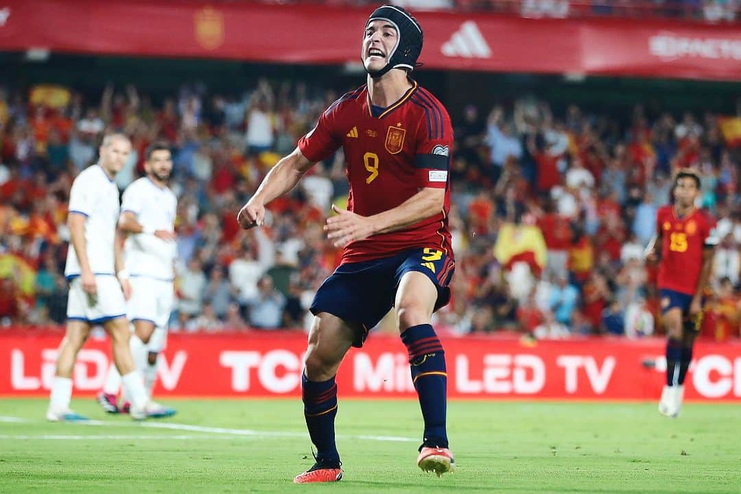 サッカー スペイン代表チームさんのインスタグラム写真 - (サッカー スペイン代表チームInstagram)「💪🏻⚡️ ¡¡ASÍ SE CELEBRA UN GOL CON ESPAÑA!!  @pablogavi es pura energía hasta para cantar los goles.  #VamosEspaña | #EURO2024」9月13日 4時29分 - sefutbol