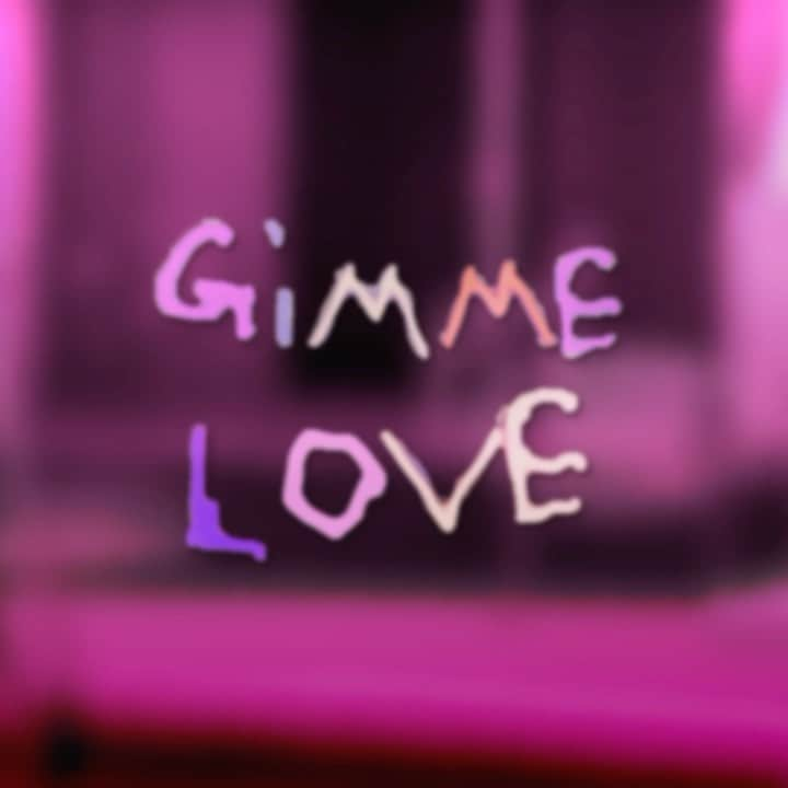 シーアのインスタグラム：「Babe, this is what you need 💕 “Gimme Love” is out everywhere tomorrow at 12pm ET | 9am PT - Team Sia  [video description: “Gimme Love” in the background with Sia logos and the words “Gimme Love” flashing intermittently]」