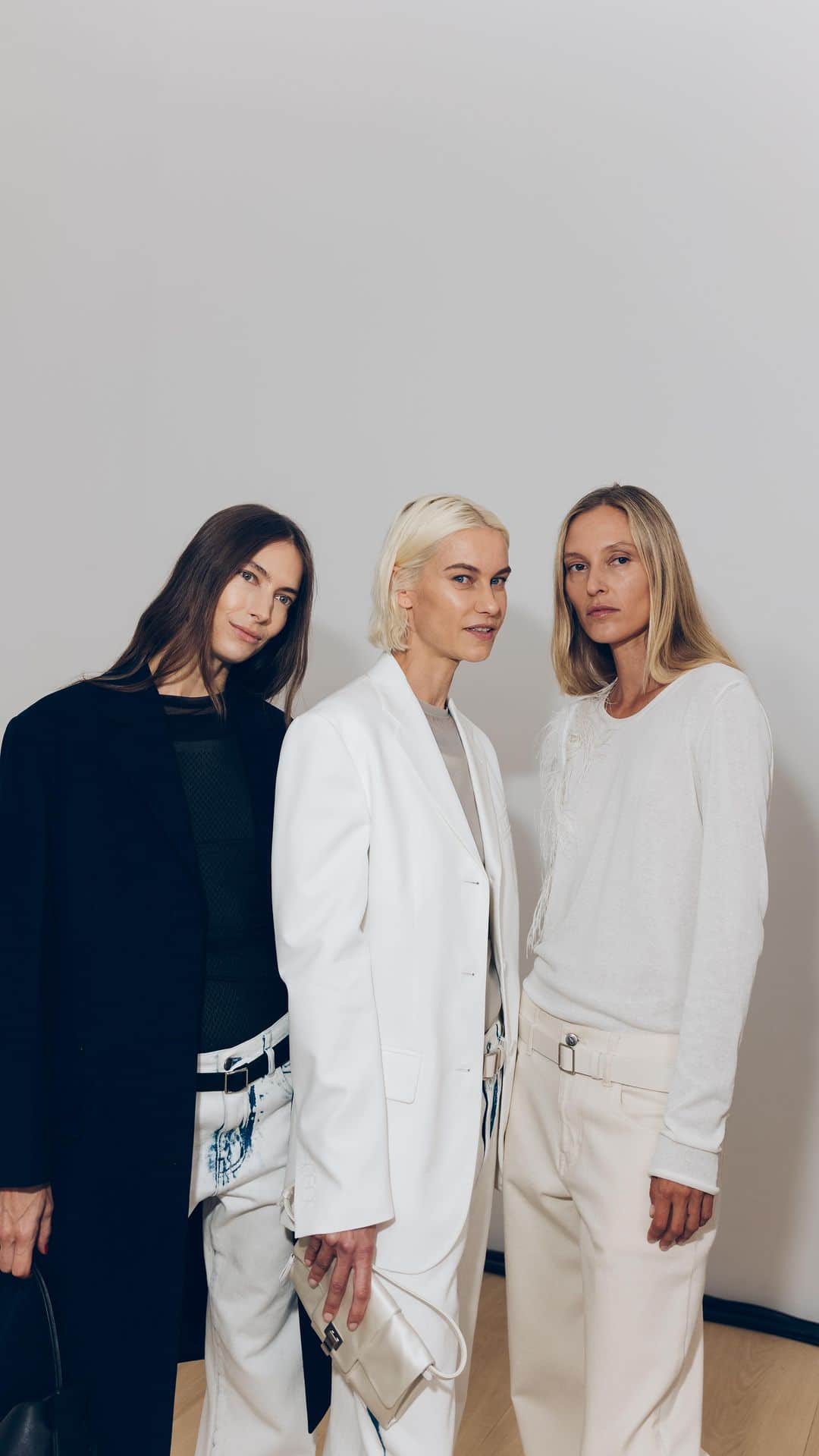 Fashion Weekのインスタグラム：「#ProenzaSchouler announced their new collection with the reveal of a shiny new monogram. They used it with restraint, woven into chic crew neck sweaters and imprinted on leather fanny packs. The entire collection, in fact, was a comment on minimalism and restraint. There were covetable Matrix jackets, laidback jeans, and airy dresses—the easy, cool kid dressing for which the brand is known.」