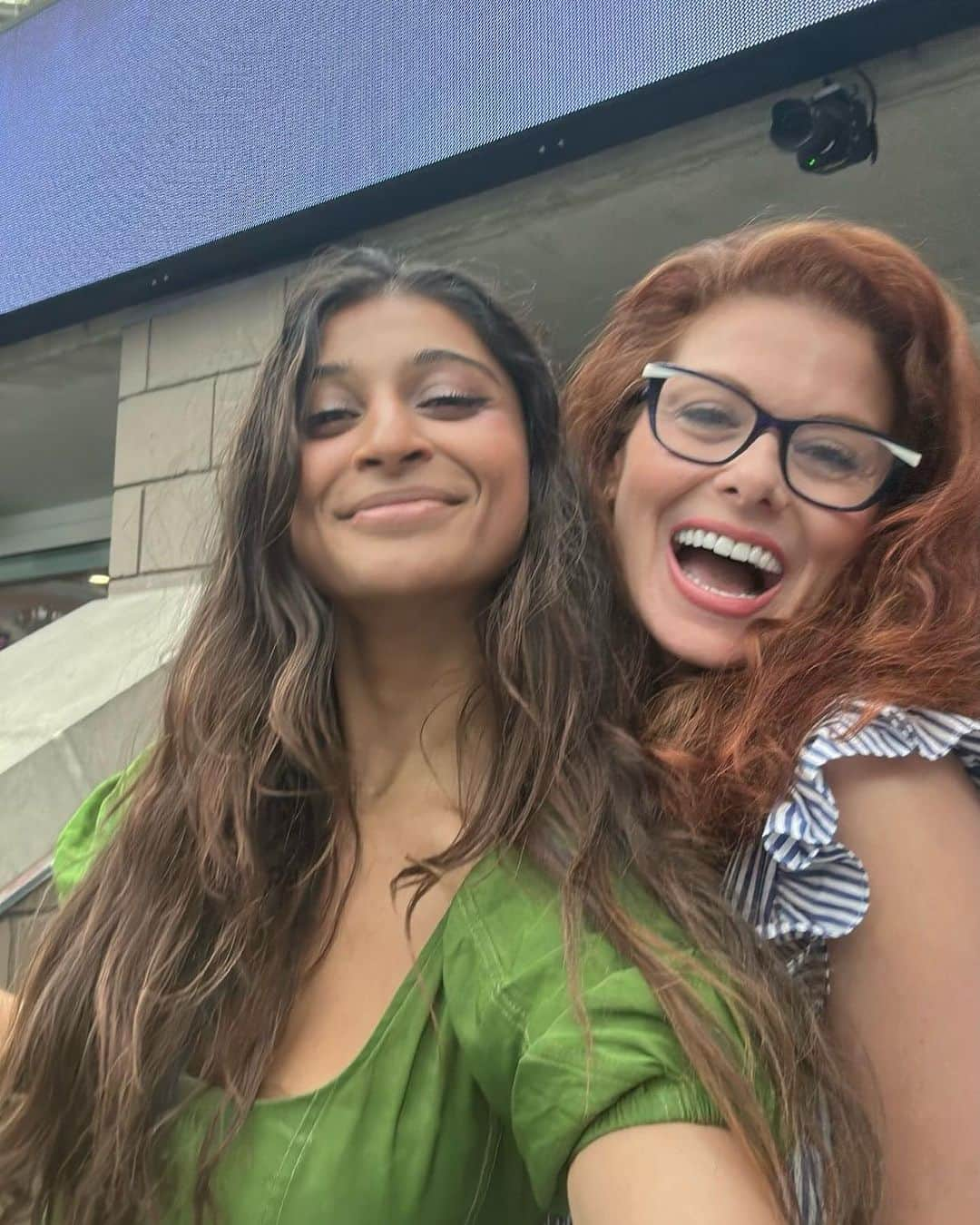 デブラ・メッシングさんのインスタグラム写真 - (デブラ・メッシングInstagram)「What a thrill it was to be at the Men’s Finals at the US Open! A great match, even if it was in straight sets. The @usopen is my favorite thing to happen each year. I grew up on tennis. My brother played competitively so it was McEnroe, Borg, Navratilova, Everett, Graff, Davenport, Agassi, Sampras, Federer, Williams, and you know the rest! Watching athletes at the top of their sport is always awe inspiring, but to watch it live? Unforgettable. Thank you @lavazzausa for being such gracious hosts to my brother and me. Grazia! You never know who you’re going to run into. @stephruhle and @shilpay was in the box next to ours. Until next year, and congratulations to all the extraordinary players who competed this year. See you next year. 🤞🏼  #USOpen #MensFinals #NovakDokovic #medvedev」9月13日 4時40分 - therealdebramessing