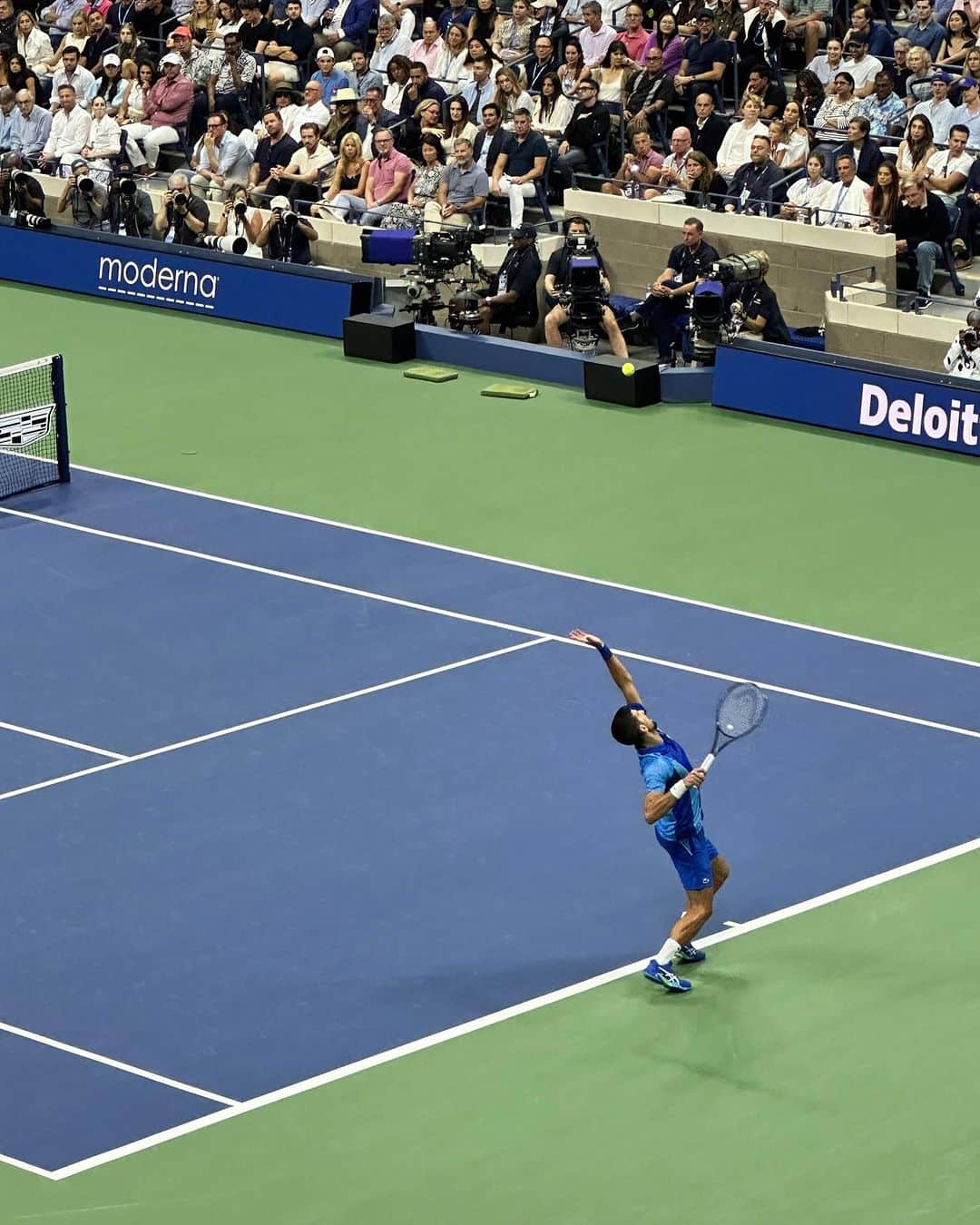 デブラ・メッシングさんのインスタグラム写真 - (デブラ・メッシングInstagram)「What a thrill it was to be at the Men’s Finals at the US Open! A great match, even if it was in straight sets. The @usopen is my favorite thing to happen each year. I grew up on tennis. My brother played competitively so it was McEnroe, Borg, Navratilova, Everett, Graff, Davenport, Agassi, Sampras, Federer, Williams, and you know the rest! Watching athletes at the top of their sport is always awe inspiring, but to watch it live? Unforgettable. Thank you @lavazzausa for being such gracious hosts to my brother and me. Grazia! You never know who you’re going to run into. @stephruhle and @shilpay was in the box next to ours. Until next year, and congratulations to all the extraordinary players who competed this year. See you next year. 🤞🏼  #USOpen #MensFinals #NovakDokovic #medvedev」9月13日 4時40分 - therealdebramessing