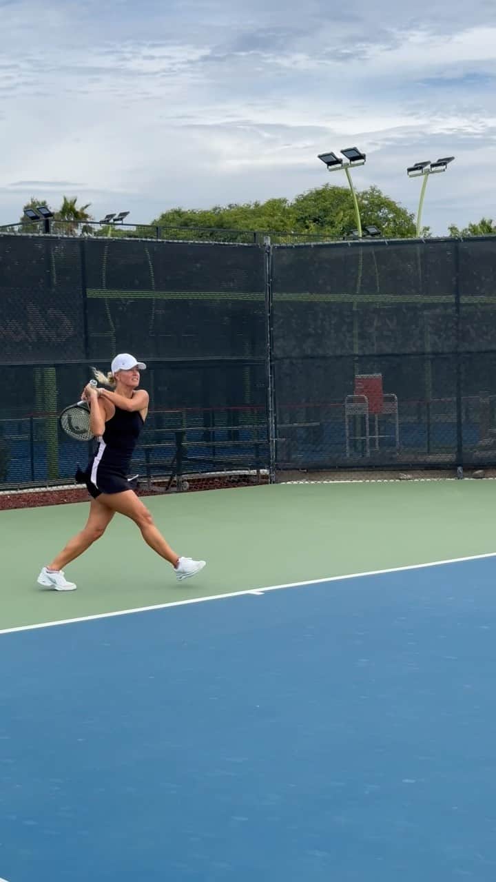 リンゼイ・ジャコベリスのインスタグラム：「What a great day at the @sandiegoopen. Thank you for warming me up @brookeshaw1 #tennis @radychildrens」