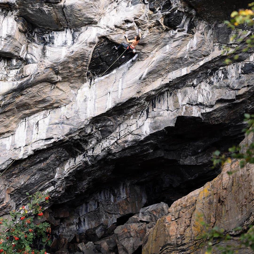 ドメン・スコフィッチのインスタグラム：「I have been accepted to enter “Valhalla” today with one rope and no knee pads 🤠✅  The first few days here were treating me well 🙏🏻 . Thanks for the pictures @jonathan_faeth」
