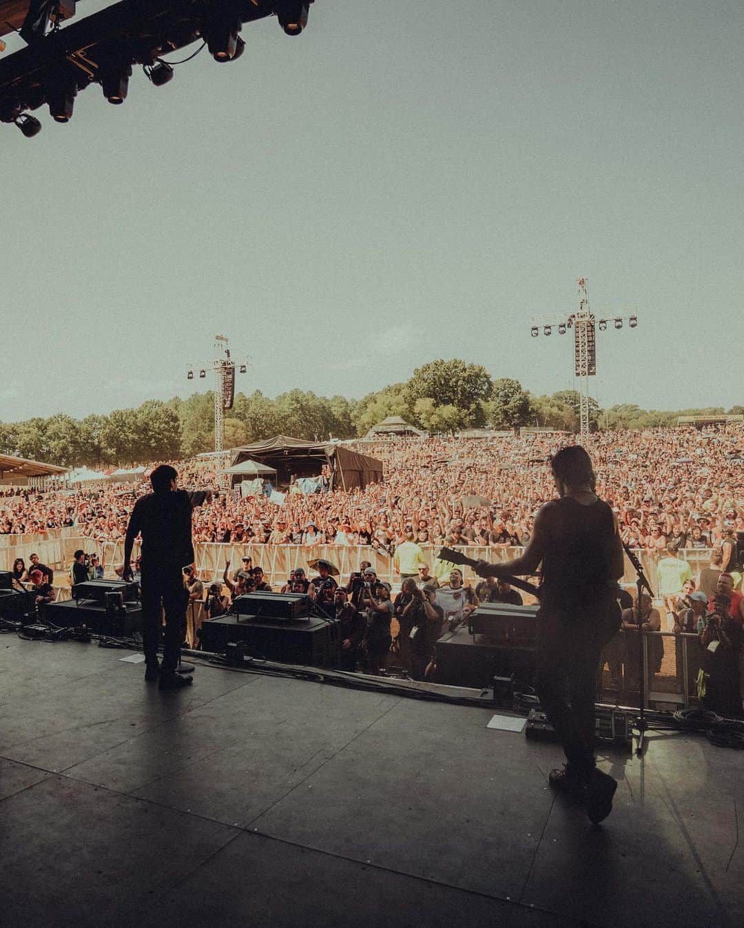 ブランドン・フーバーのインスタグラム：「Last day today with @fallinginreverse @iceninekills @slaughtertoprevailofficial let’s run it! 🔥  📸 @dylanfipps」