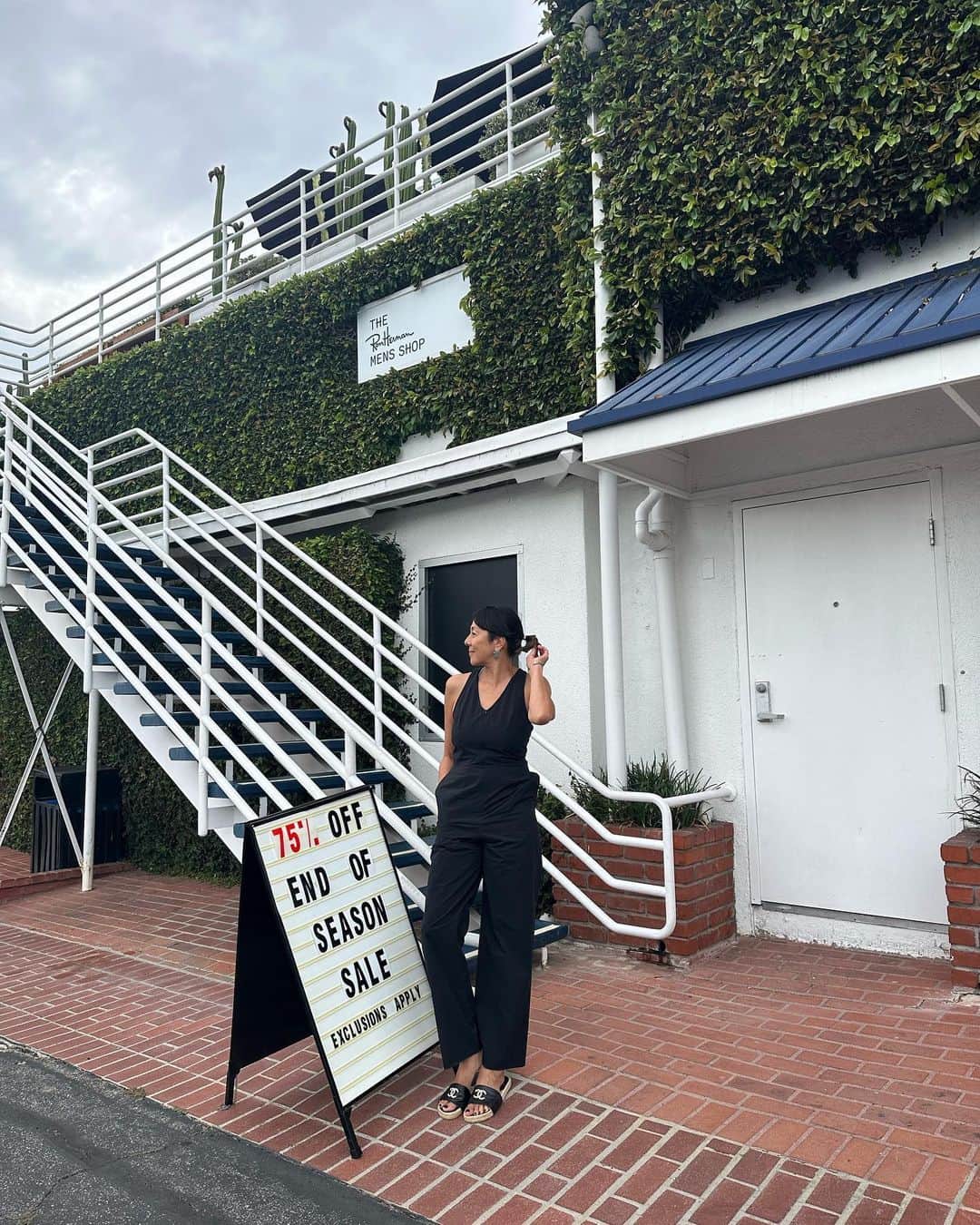 のインスタグラム：「. おはよう御座います こちらはここ数日暑いです 😆 LAに来たらI度はチェックしにくるロンハーマン😊 カフェで大好きなキャロットケーキを頂きました〜💓 #chill #❤️ しかし5〜6年ぶりのLA 次男がその間に少年から青年になって車の運転を全てしてくれている。人生は不思議だな😄」