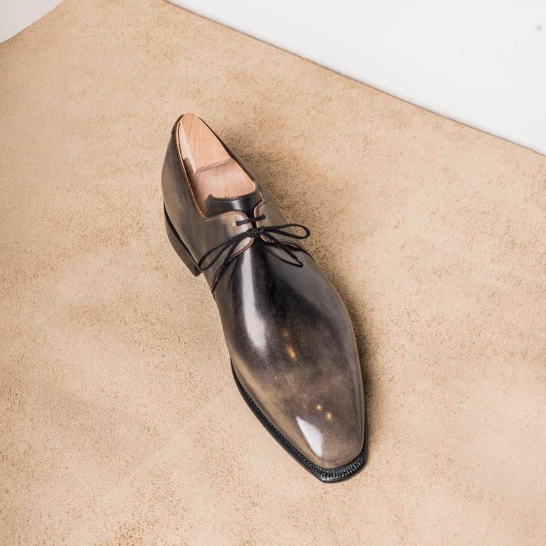 コルテさんのインスタグラム写真 - (コルテInstagram)「[Back to work season]  Treat yourself with Corthay shoes. Unlimited styles with the personalization offer.  Visit our store to create more than just a pair of shoes… but an object which will truly reflect your personality, mood, creativity. We love a challenge - you create, we’ll do it !  Here showcased :  Model : Arca Derby Color : Old black patina color   www.corthay.com #corthay #classics #personalization」9月13日 5時05分 - maison_corthay