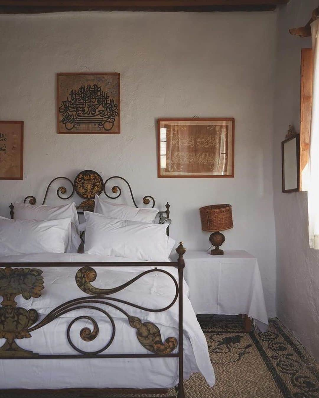 Meganさんのインスタグラム写真 - (MeganInstagram)「Jasper Conran's Greek island house from Miguel Flores-Vianna's book ‘Haute Bohemians: Greece’ 🇬🇷 . . . . #greece #jasperconran #housebeautiful #interiordesign #rattan #miguelfloresvianna」9月13日 5時20分 - zanzan_domus