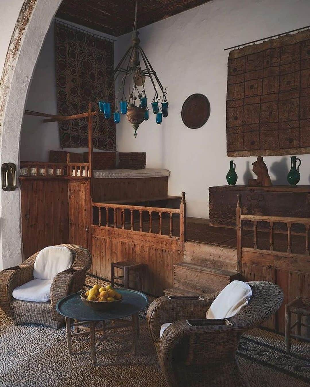 Meganのインスタグラム：「Jasper Conran's Greek island house from Miguel Flores-Vianna's book ‘Haute Bohemians: Greece’ 🇬🇷 . . . . #greece #jasperconran #housebeautiful #interiordesign #rattan #miguelfloresvianna」