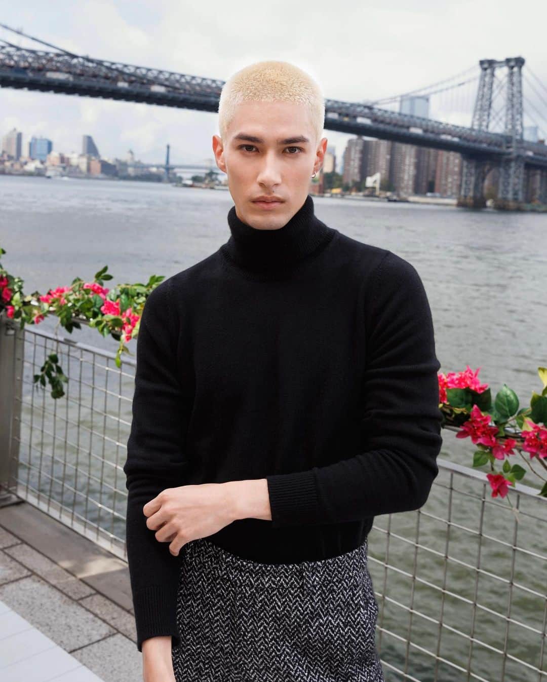 橋爪ミカのインスタグラム：「Playing it cool. Mika Hashizume (@28mmika) at the Spring/Summer 2024 Michael Kors Collection runway show. #NYFW #MichaelKorsCollection」