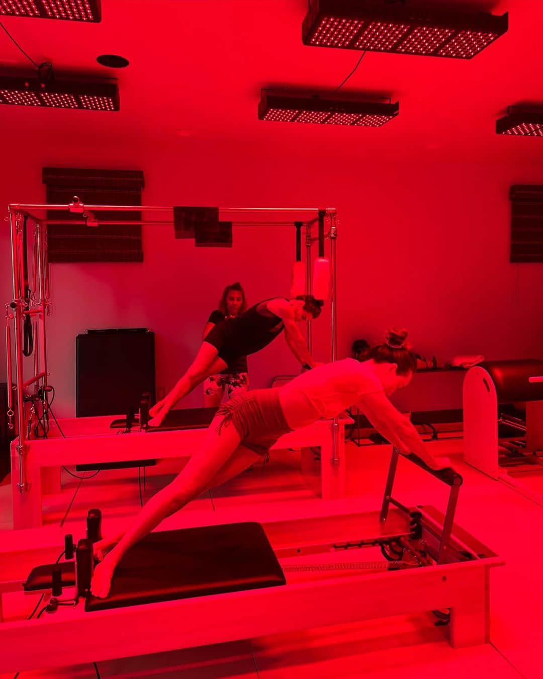 マギー・Qさんのインスタグラム写真 - (マギー・QInstagram)「Gotta give it to @jens_hot_buddhi for elevating our pilates session with infrared and red lights to create a harder, hotter, and healthier full body workout, and way sweatier 🥵. Swipe to the end where Assistant Trainer Arthur gives mid-workout kisses! He might be the reason I do it. 😍」9月13日 5時27分 - maggieq