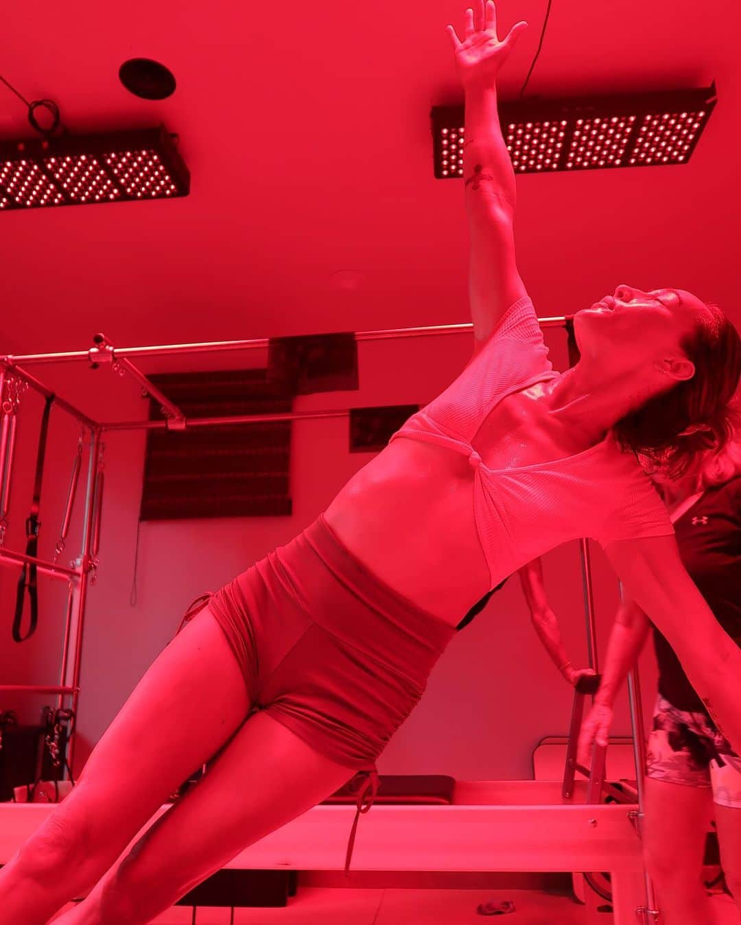 マギー・Qさんのインスタグラム写真 - (マギー・QInstagram)「Gotta give it to @jens_hot_buddhi for elevating our pilates session with infrared and red lights to create a harder, hotter, and healthier full body workout, and way sweatier 🥵. Swipe to the end where Assistant Trainer Arthur gives mid-workout kisses! He might be the reason I do it. 😍」9月13日 5時27分 - maggieq