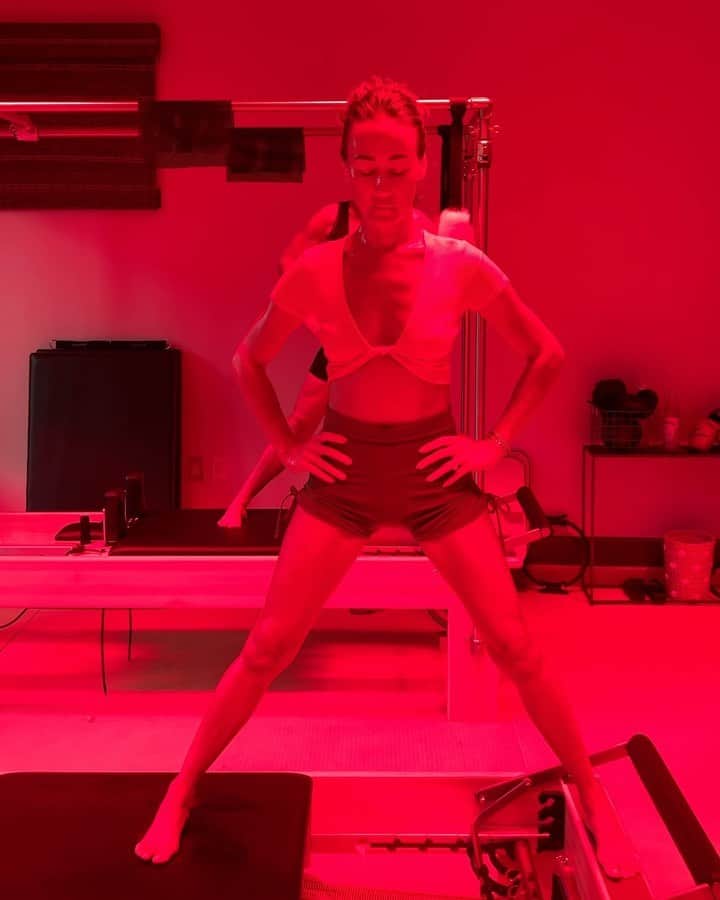 マギー・Qのインスタグラム：「Gotta give it to @jens_hot_buddhi for elevating our pilates session with infrared and red lights to create a harder, hotter, and healthier full body workout, and way sweatier 🥵. Swipe to the end where Assistant Trainer Arthur gives mid-workout kisses! He might be the reason I do it. 😍」