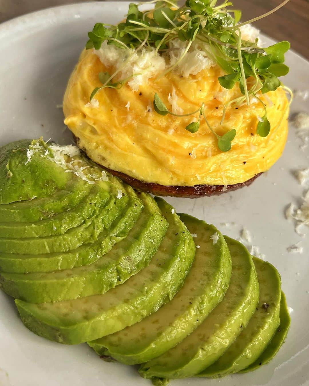 エッグショップのインスタグラム：「Treat yourself this week to our SCRAMBLE & AVOCADO ON HASH BROWN! 🥔🍳🥑 #EGGSHOPNYC 📍151 Elizabeth Street (Nolita) 📍138 N 8th (Williamsburg)」