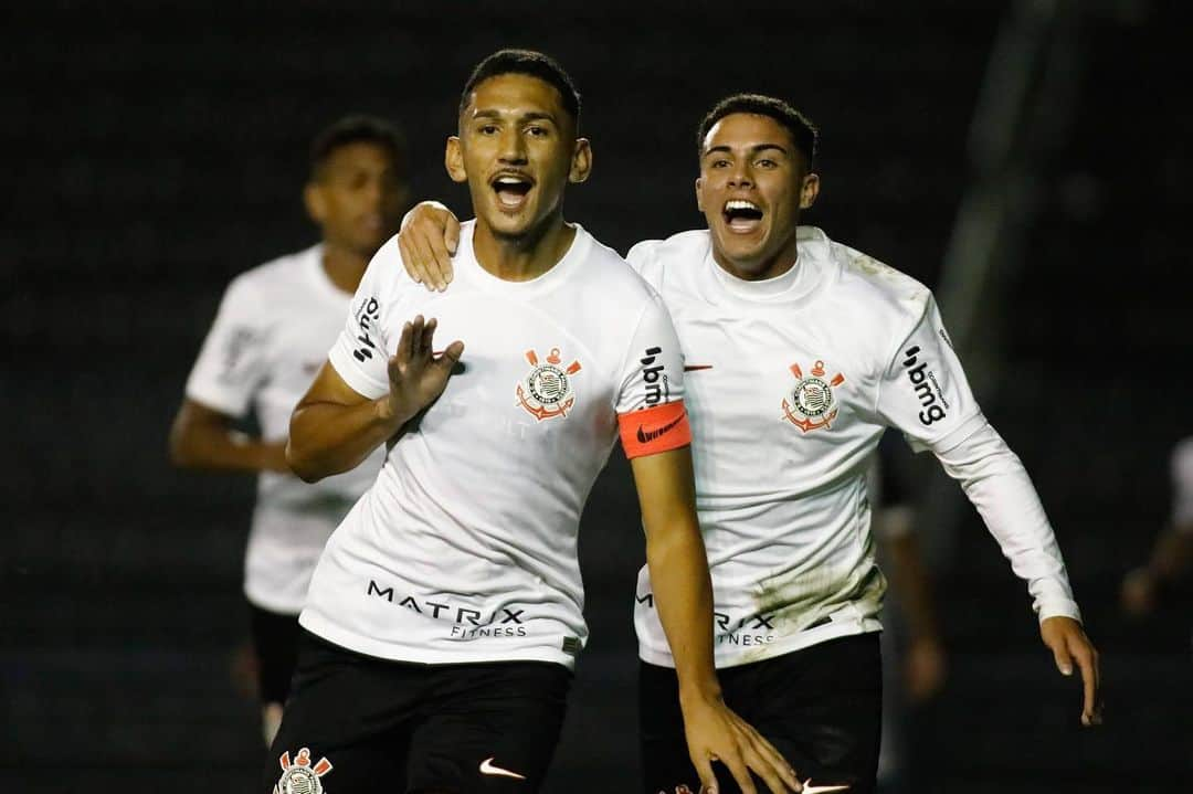 コリンチャンスさんのインスタグラム写真 - (コリンチャンスInstagram)「Amanhã tem decisão para os #FilhosDoTerrão na Copa do Brasil Sub-20! 🏴🏳️  Às 15h, o Timão enfrenta o Fluminense, fora de casa, pela partida de ida das quartas de final.  Vamos pra cima! 🧡  #CorinthiansNaBase #VaiCorinthians」9月13日 5時35分 - corinthians