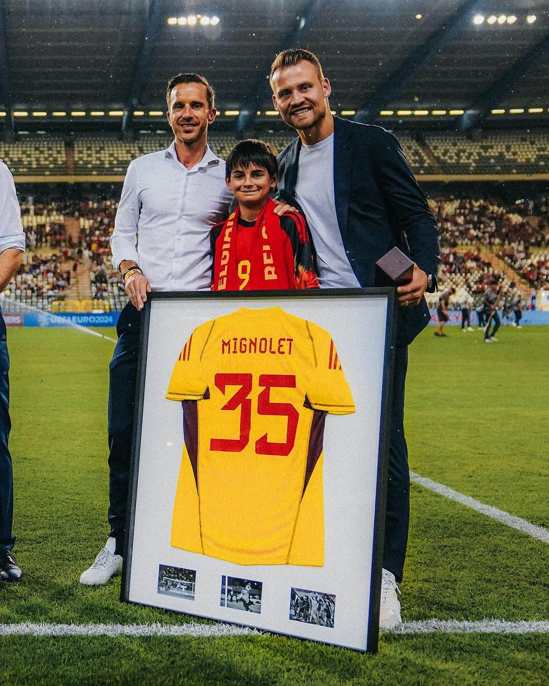 シモン・ミニョレのインスタグラム：「It's an honor to receive this gift and share a moment with the fans, together with Nacer. I'll always remain your 12th man! 🇧🇪👊🏻」