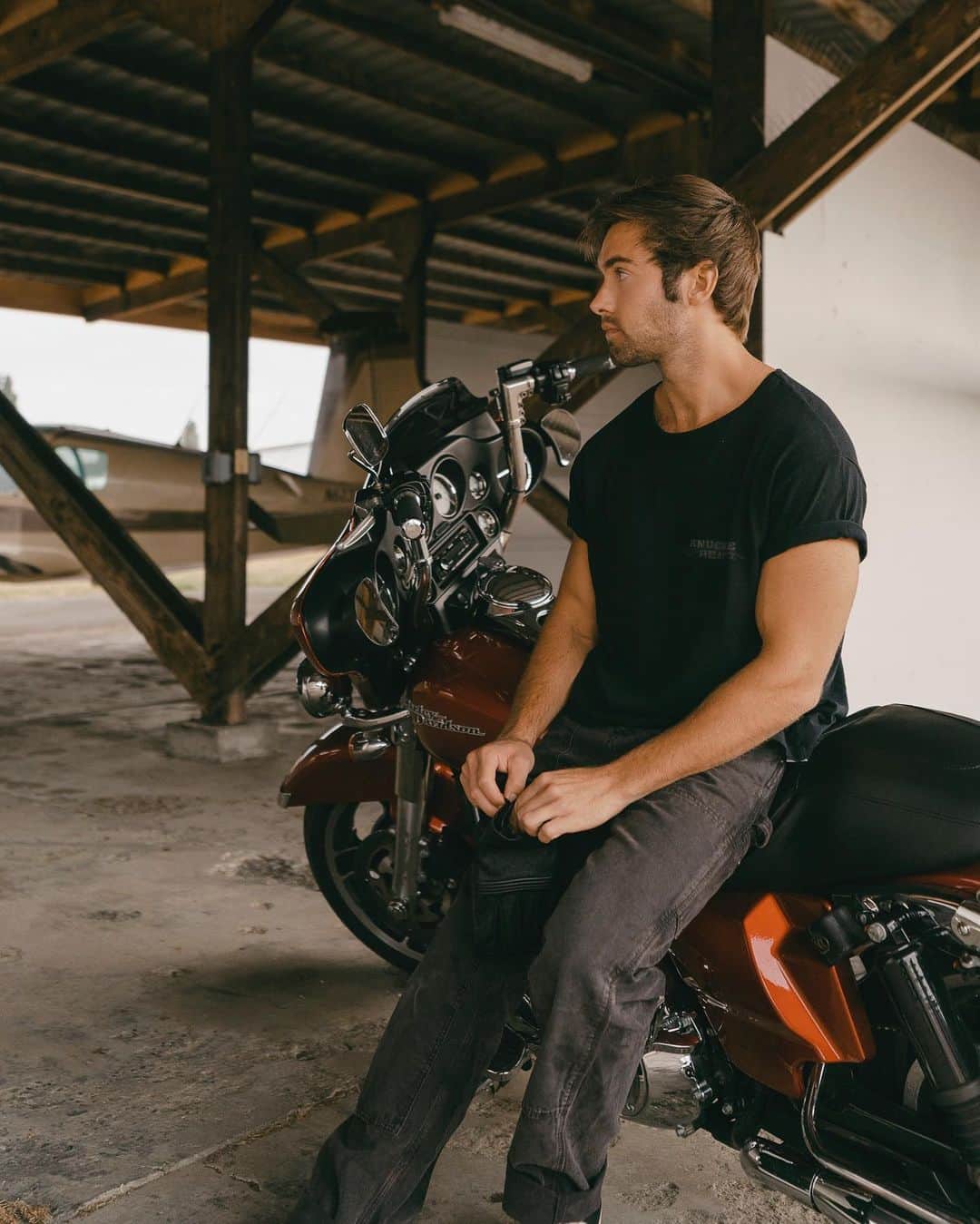 オースティン・ノースのインスタグラム：「Embracing the spirit of freedom with the latest drop from On The Roam x Harley-Davidson by @HDcollections 🏍️👖#HarleyPartner #HDCollections @prideofgypsies  @on_the_roam」