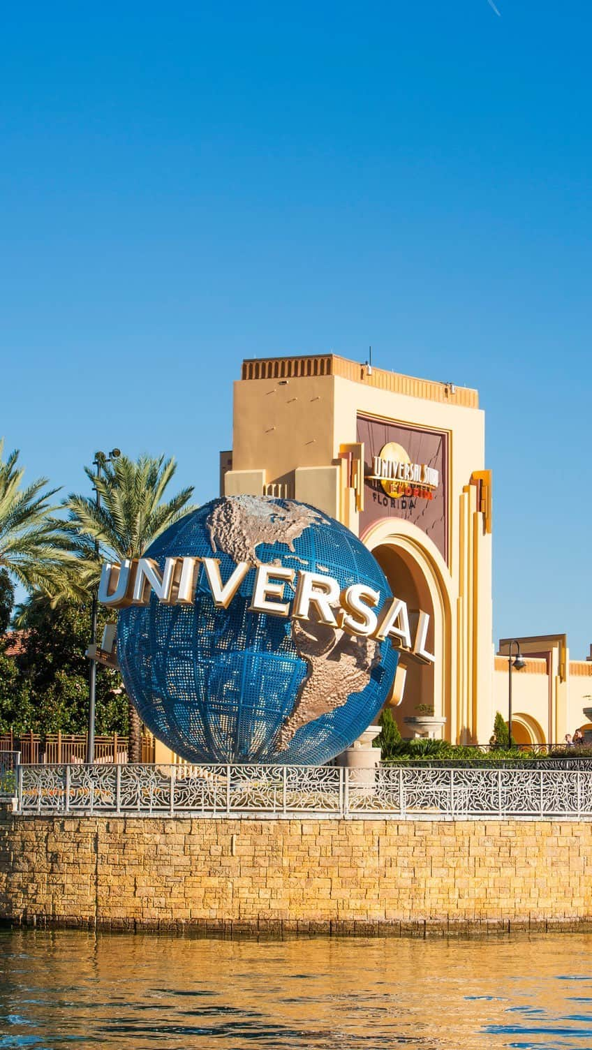 Visit The USAのインスタグラム：「Because you can never have too much fun in Orlando, Florida, Universal CityWalk gives you an extra dose of excitement! 🙌    Make your way to the Universal Orlando Resort, where CityWalk is located, and save some energy for these entertaining activities:    ⛳Swing by the Hollywood Drive-In Golf’s two themed courses—special effects included.  🍩Pick your favorite Voodoo Doughnut from over 50 yummy flavors. Do not get discouraged by the lines, it’s totally worth the wait.  💡Whether you choose to go Back to the Future or explore Jurassic World at the Great Movie Escape Room, expect a thrilling group adventure.  🎤Sing your heart out or simply enjoy the show at the Rising Star karaoke bar.  🛥️Ride the water taxi to or from the resort’s hotels—it’s free!   Best of all, admission to CityWalk is FREE!   #VisitTheUSA #VisitFlorida #VisitOrlando #OrlandoForAll #UniversalOrlando」