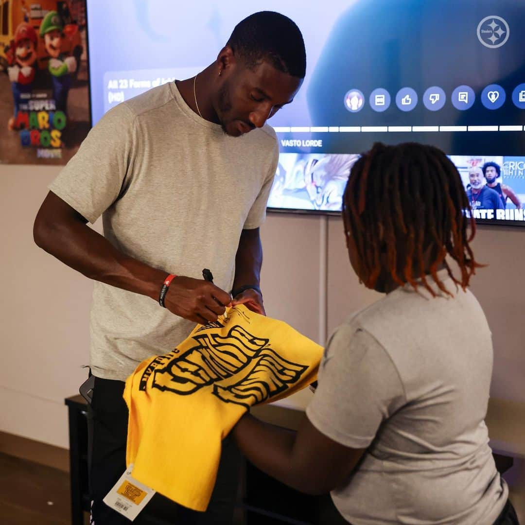 ピッツバーグ・スティーラーズさんのインスタグラム写真 - (ピッツバーグ・スティーラーズInstagram)「On Tuesday, Levi Wallace donated air purifiers to Youth Opportunities Development.」9月13日 5時42分 - steelers