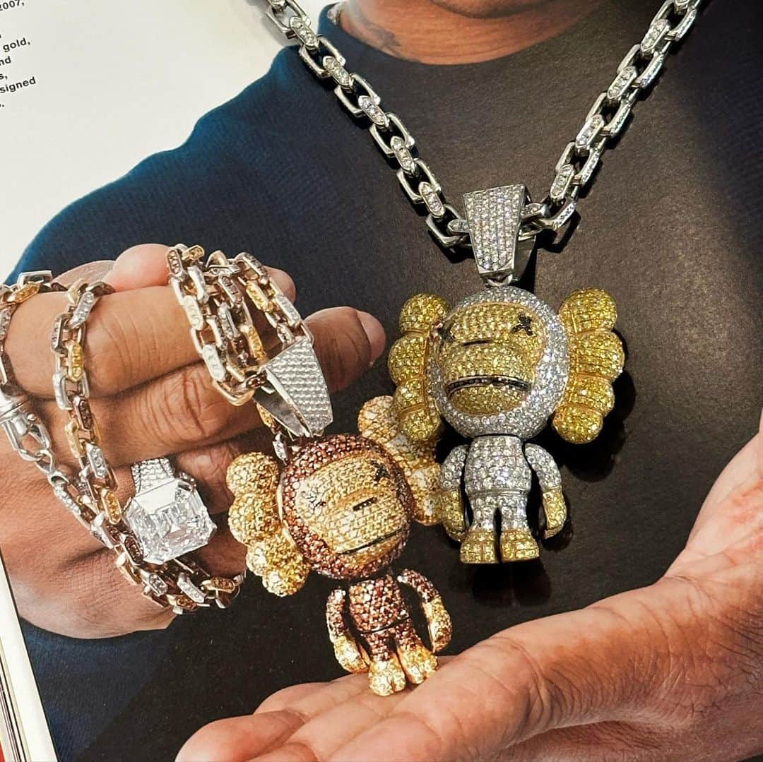 KAWSONEさんのインスタグラム写真 - (KAWSONEInstagram)「Congratulations on the new book @pharrell Thank you! Image 2&3 is a spread from the book with a chain sitting on top of it that @nigo made and later gifted to me. (Baby Milo × KAWS pendant, 2007 in yellow and white gold, yellow, brown and white diamonds, and rubies. Designed by Jacob & Co.) #Pharrell #KAWS #NIGO @jacobandco」9月13日 5時50分 - kaws