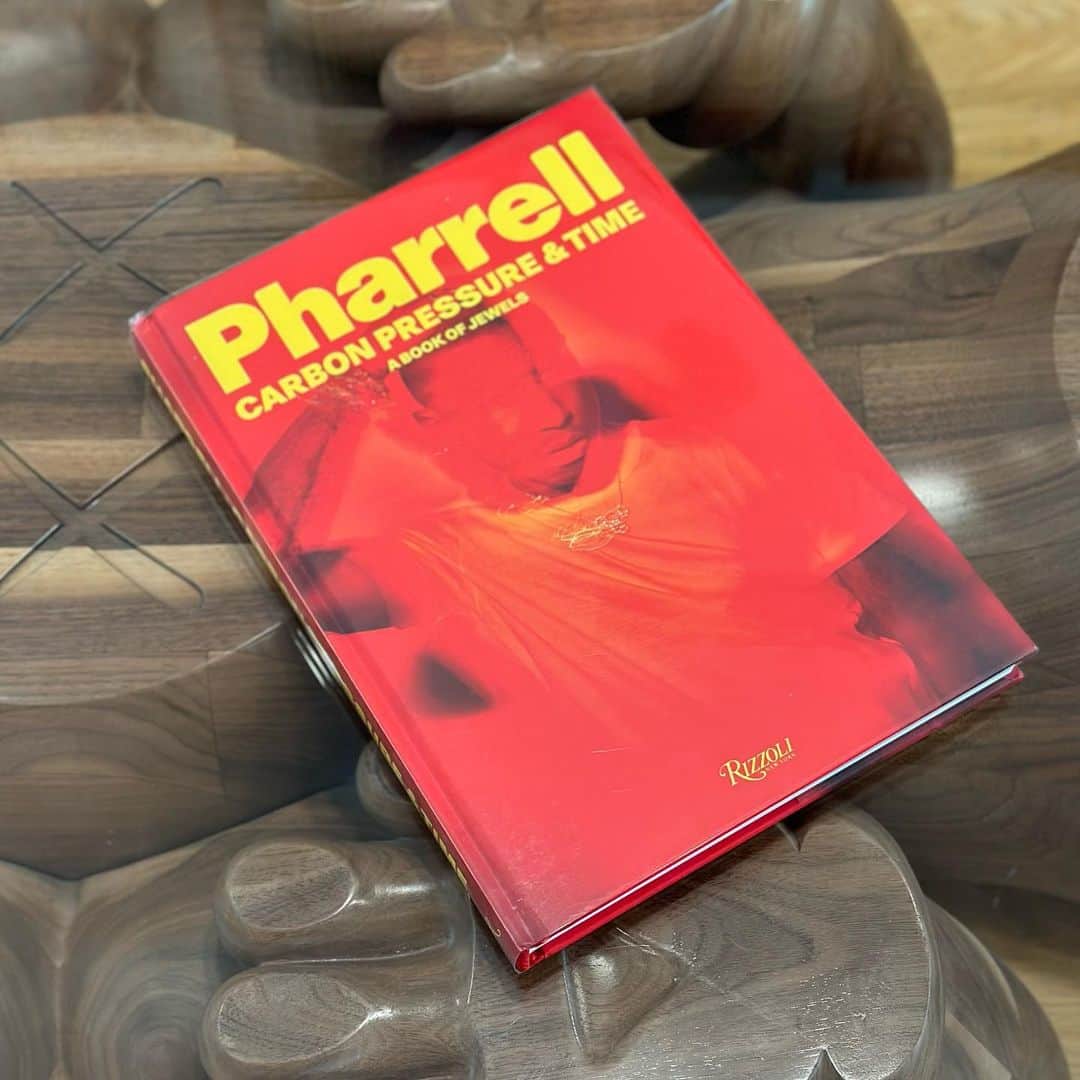 KAWSONEさんのインスタグラム写真 - (KAWSONEInstagram)「Congratulations on the new book @pharrell Thank you! Image 2&3 is a spread from the book with a chain sitting on top of it that @nigo made and later gifted to me. (Baby Milo × KAWS pendant, 2007 in yellow and white gold, yellow, brown and white diamonds, and rubies. Designed by Jacob & Co.) #Pharrell #KAWS #NIGO @jacobandco」9月13日 5時50分 - kaws