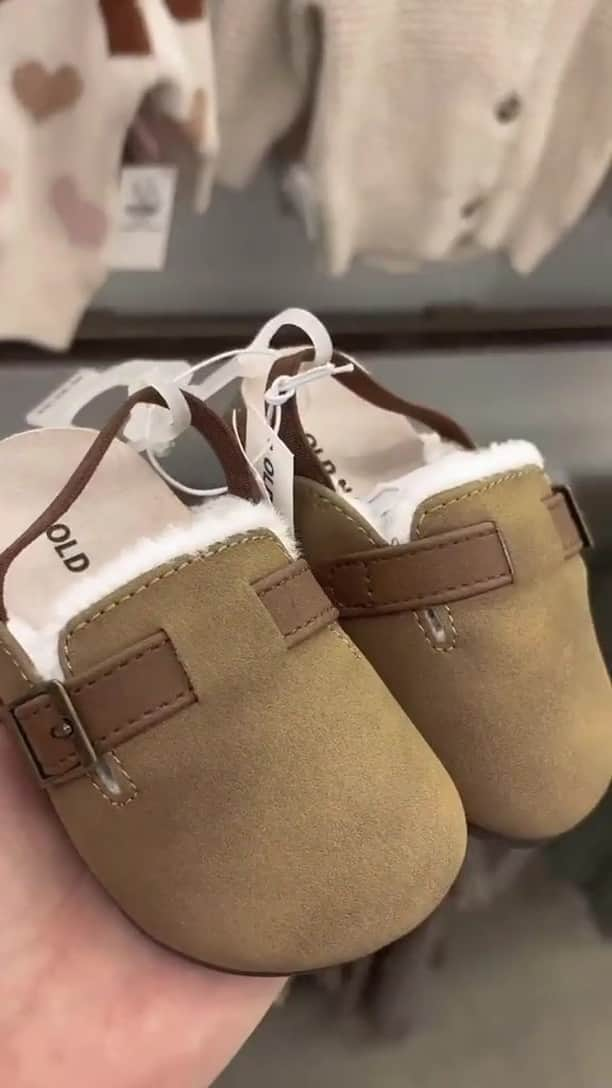 Old Navyのインスタグラム：「mamas, wait for the tiny fluffy clogs  #spottedinoldnavy 🤎 crxstalva on tt  #oldnavyfinds #babyshoes #babyboyclothes #boymom」