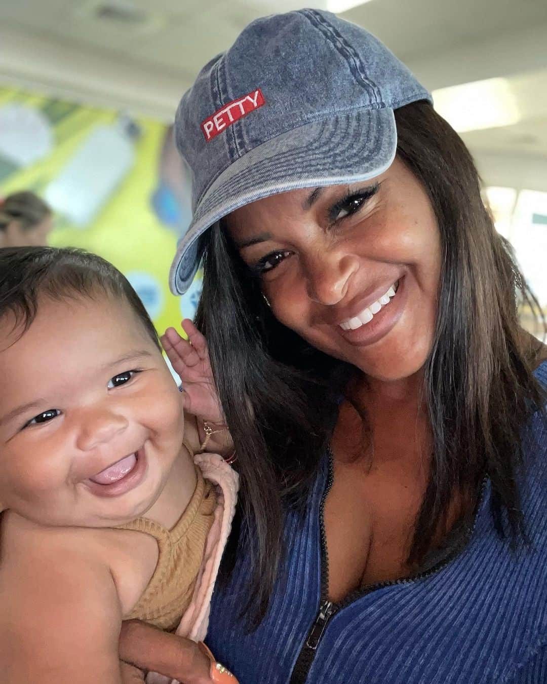 クラウディア・ジョーダンのインスタグラム：「I  don’t know who’s happier in this picture- me or her!! How beautiful is this baby?? @adr808 and @wanyamorris ‘s baby girl Anela is the sweetest baby! She loves the beach and her smile lit up the place! Love her!! 💕💕💕💕💕💕」
