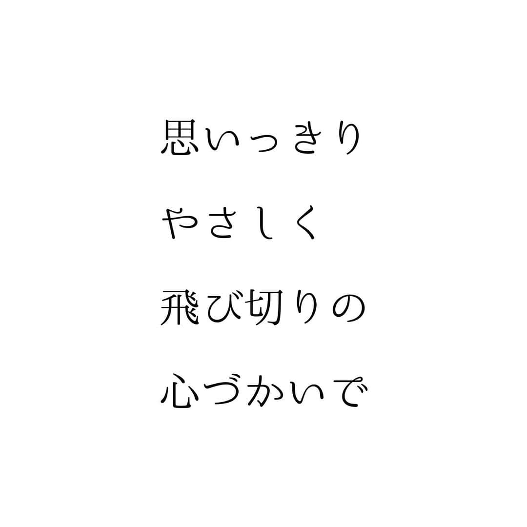 堀ママさんのインスタグラム写真 - (堀ママInstagram)「人生の主役は あたしだし 誰かと比べて ダメだと思うことも 自分を責めることも しなくていいのよね  誰かの顔色をうかがって 嫌われないように 嫌われないように 気を使う必要もないのよね  そんなの人生のムダよ  本当のやさしさは 自分にこそ 向けてあげましょ  #やさしさ #メンタル #メンタルヘルス #マインド #マインドフルネス #自己肯定感 #ポジティブ #ネガティブ  #自分を大切に   #大丈夫」9月13日 5時57分 - hori_mama_