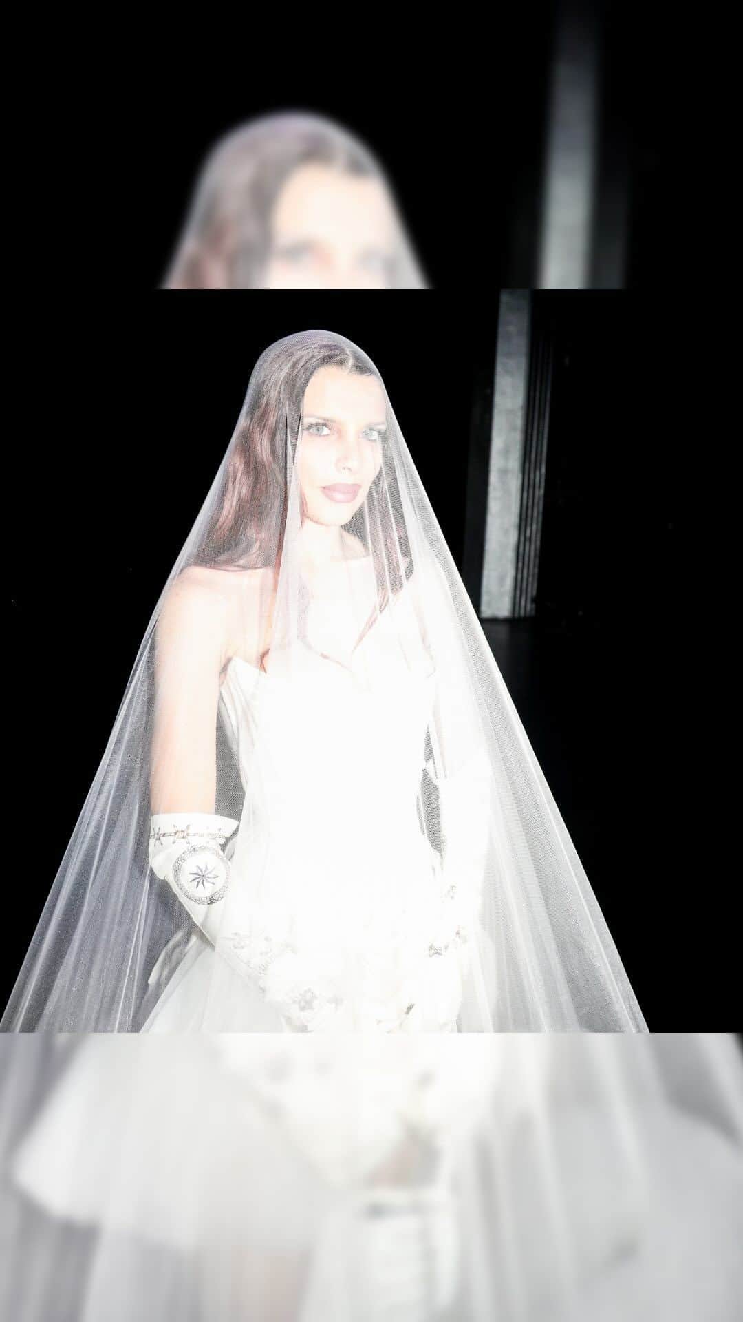 Fashion Weekのインスタグラム：「Here comes the bride. #JuliaFox attends #Wiederhoeft in their alternative bridal collection.」
